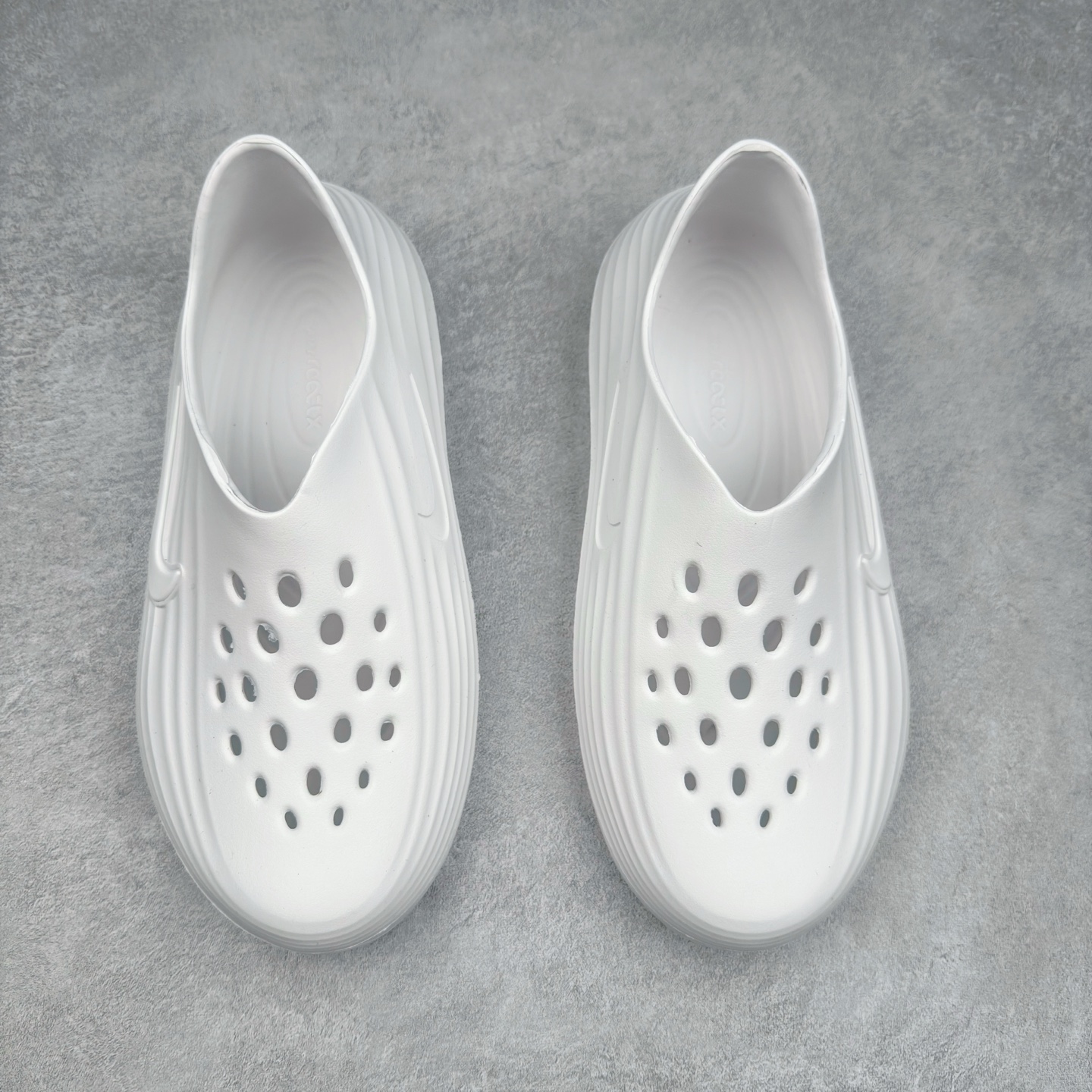 Nike ReactX Rejuven8 Simple, Comfortable and Versatile Hole Shoes