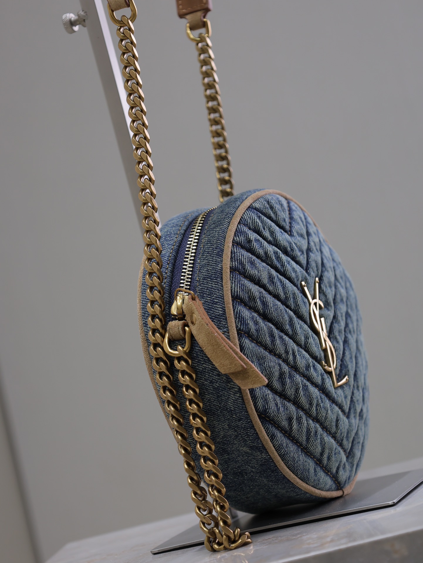 Yves Saint Laurent VINYLE round bag 610436