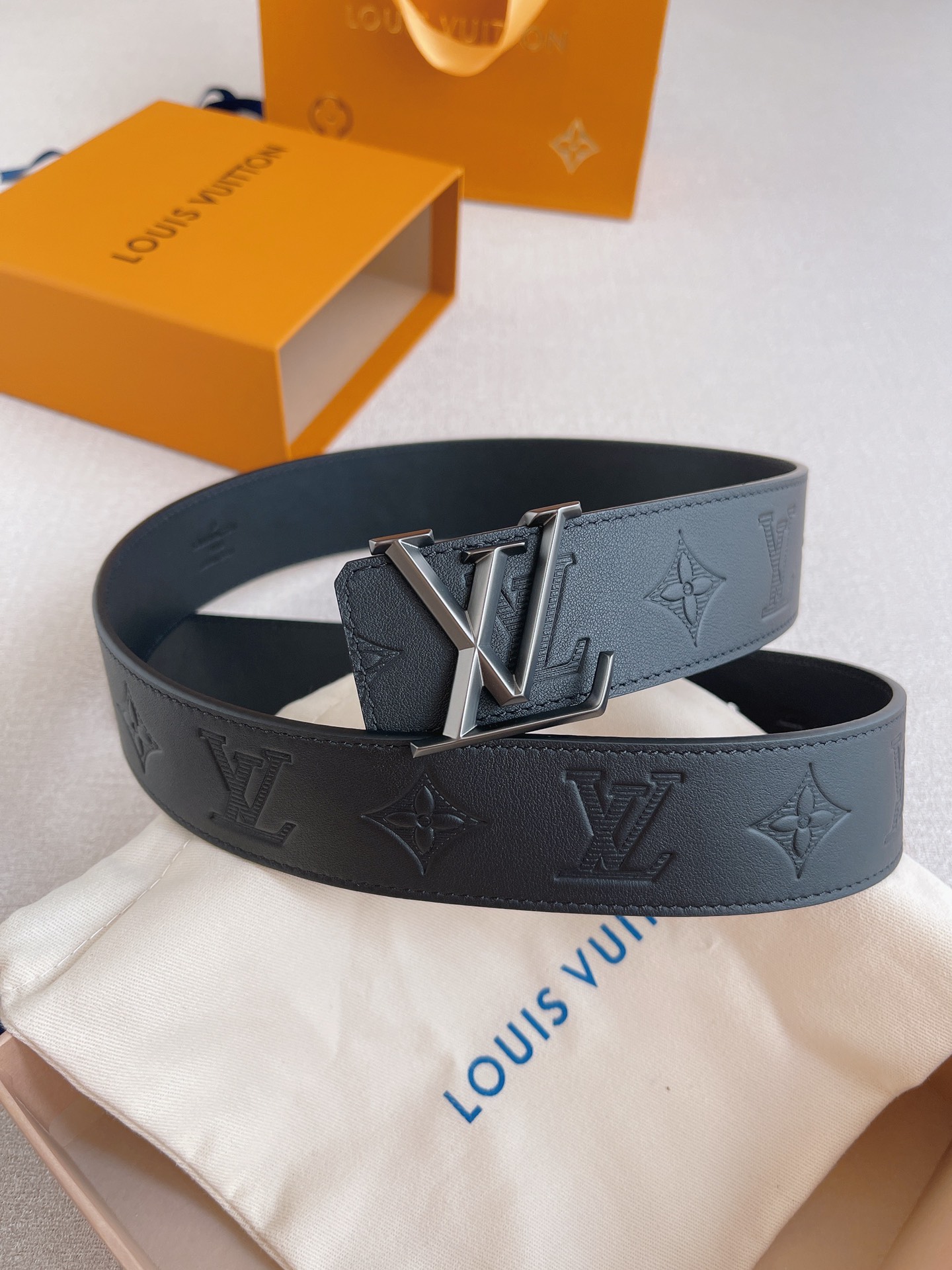Louis Vuitton embossed double-sided calfskin men's belt 4CM wide