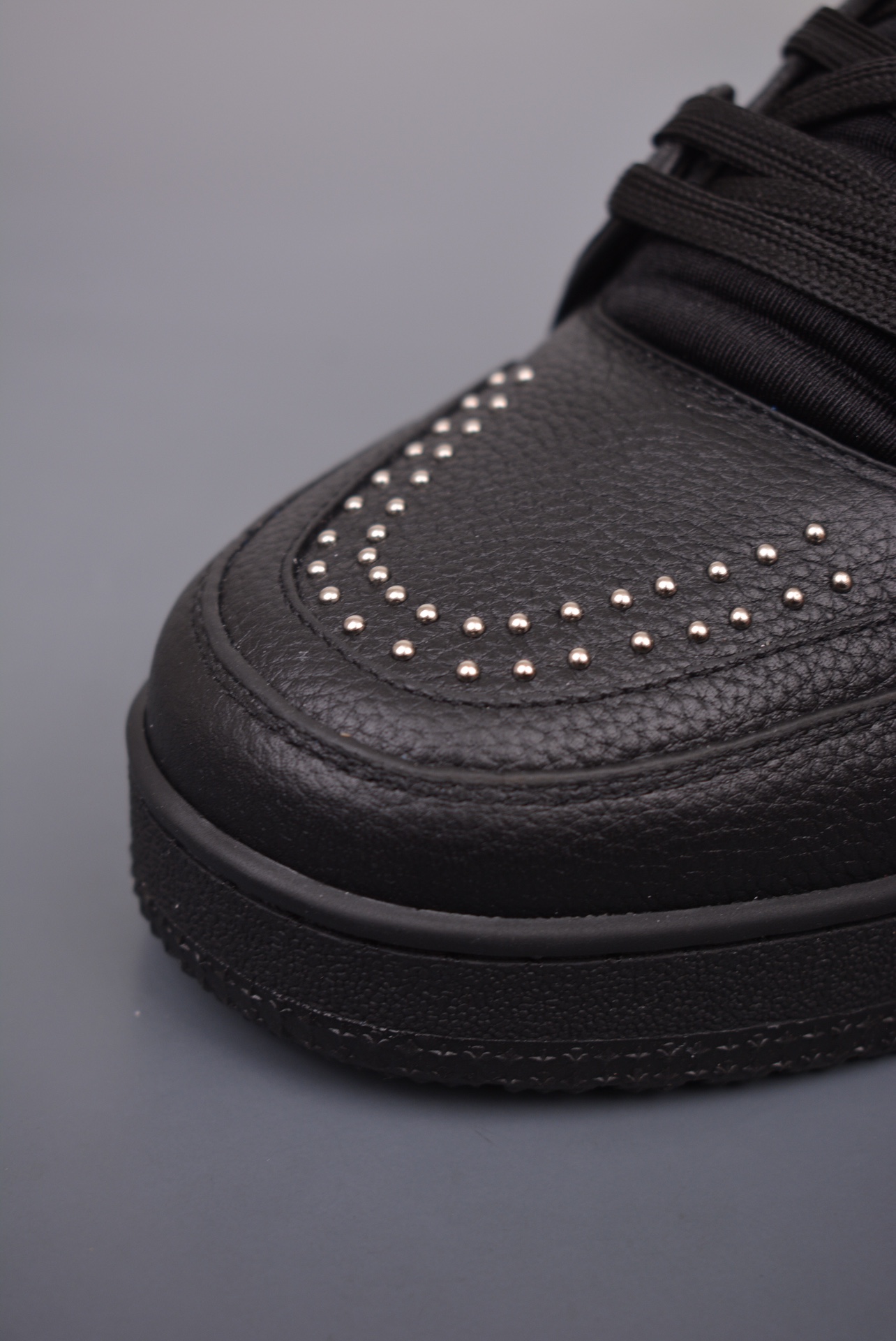 2021 Louis Vuitton Trainer Limited Edition Rivet Black