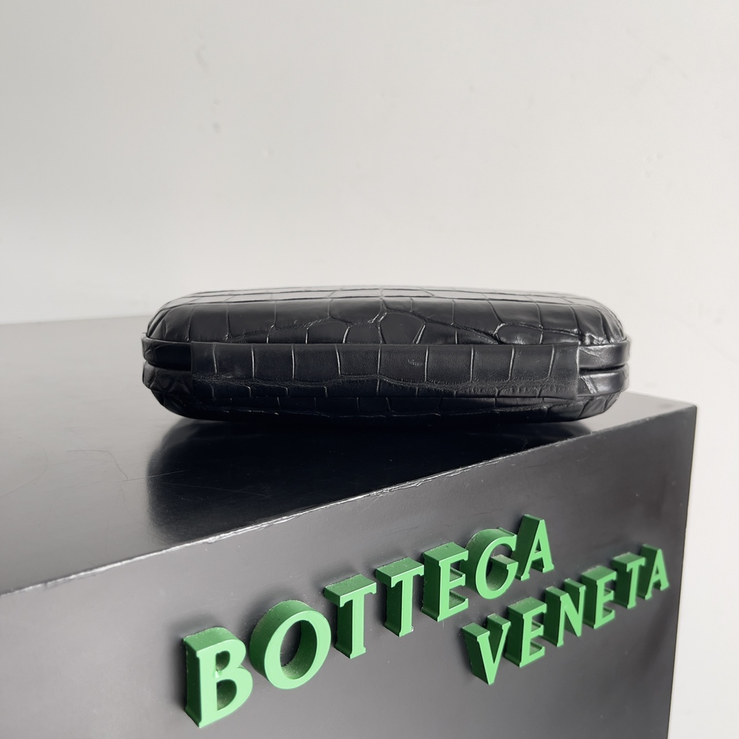Bottega Veneta crocodile pattern evening bag 737205