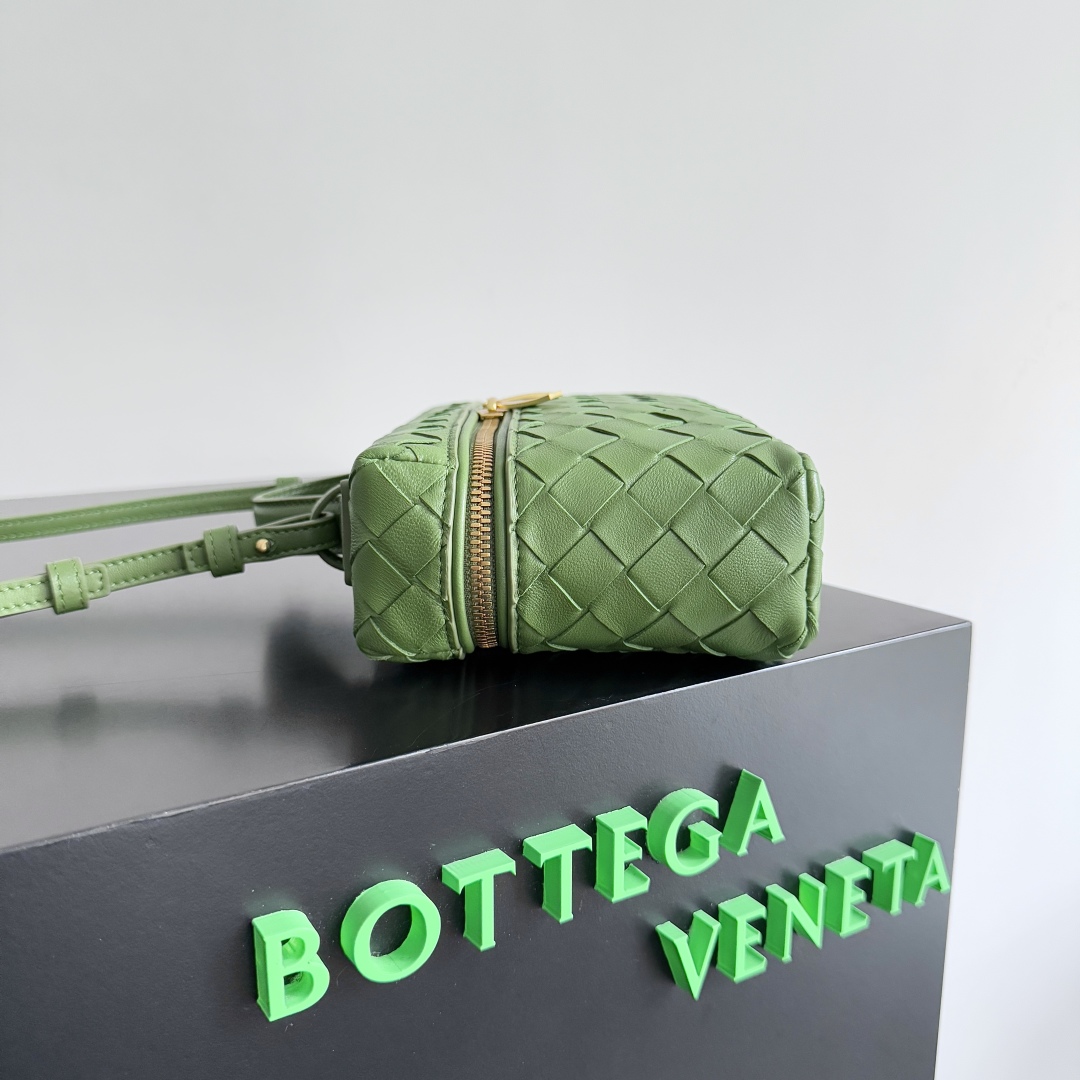 Bottega Veneta 2024 Woven Zippered Baguette Bag 789109