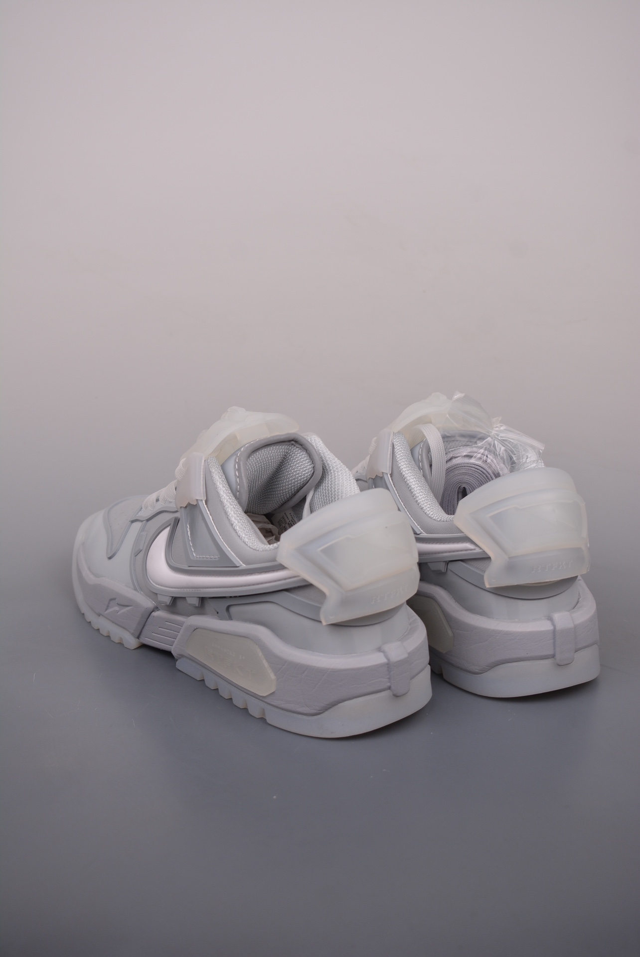 RTFKT Studios x Nike Dunk Genesis LowEdition of 8461 Cool Gray HF0438-001