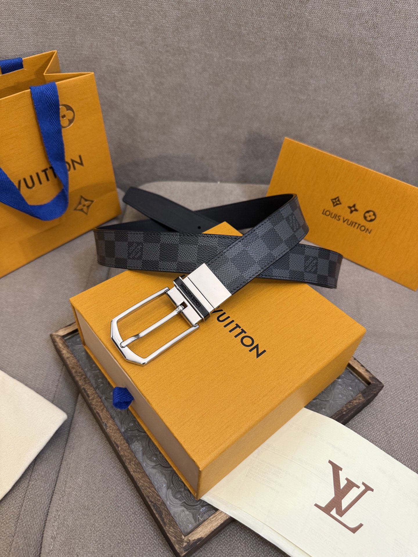Louis Vuitton embossed cowhide double-sided men's belt, 3.5cm wide