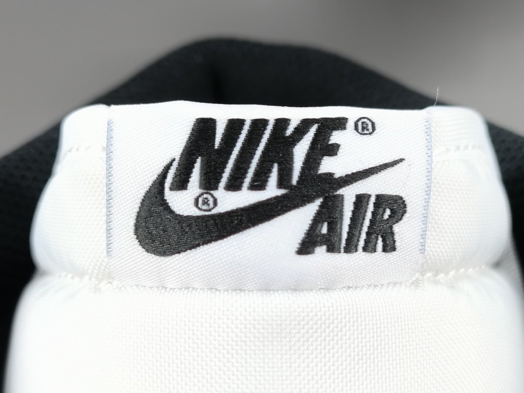 Air Jordan 1 Retro High OGBlack Toe555088-125