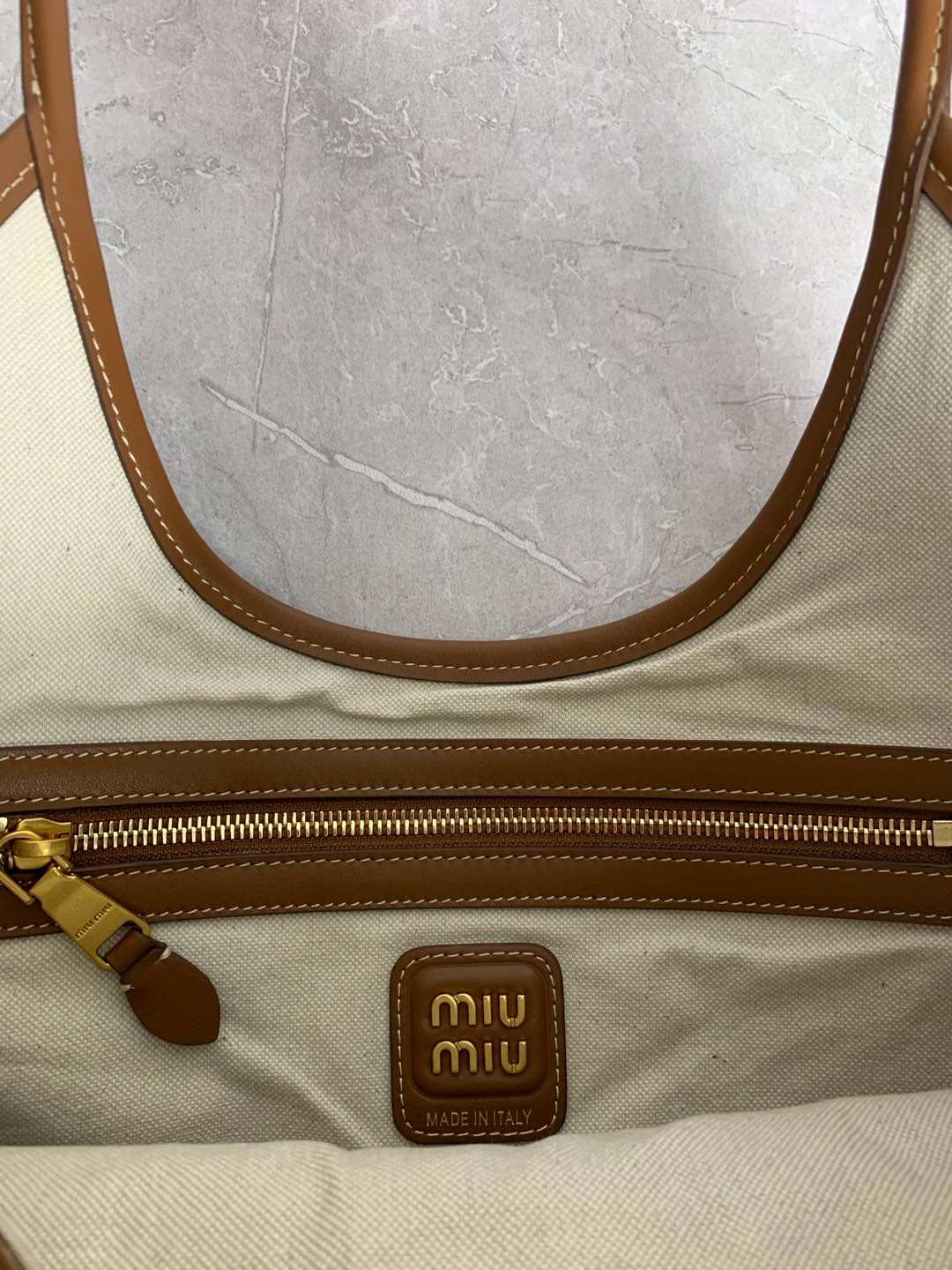 Miu Miu Vertical Tote Bag 5BG231