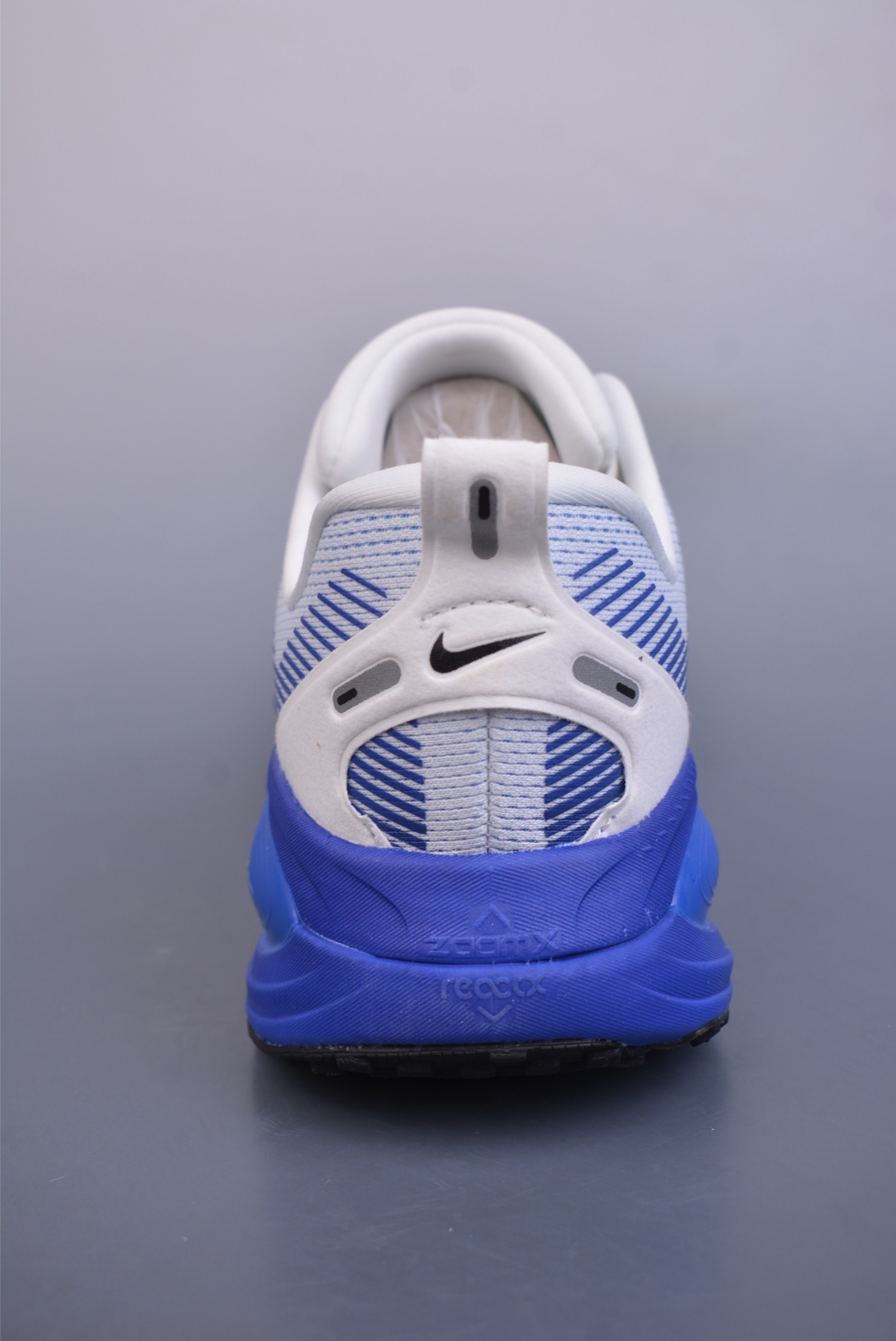 Nike Vomero 18 ZoomX running shoes white, blue and black hook HM6803-104