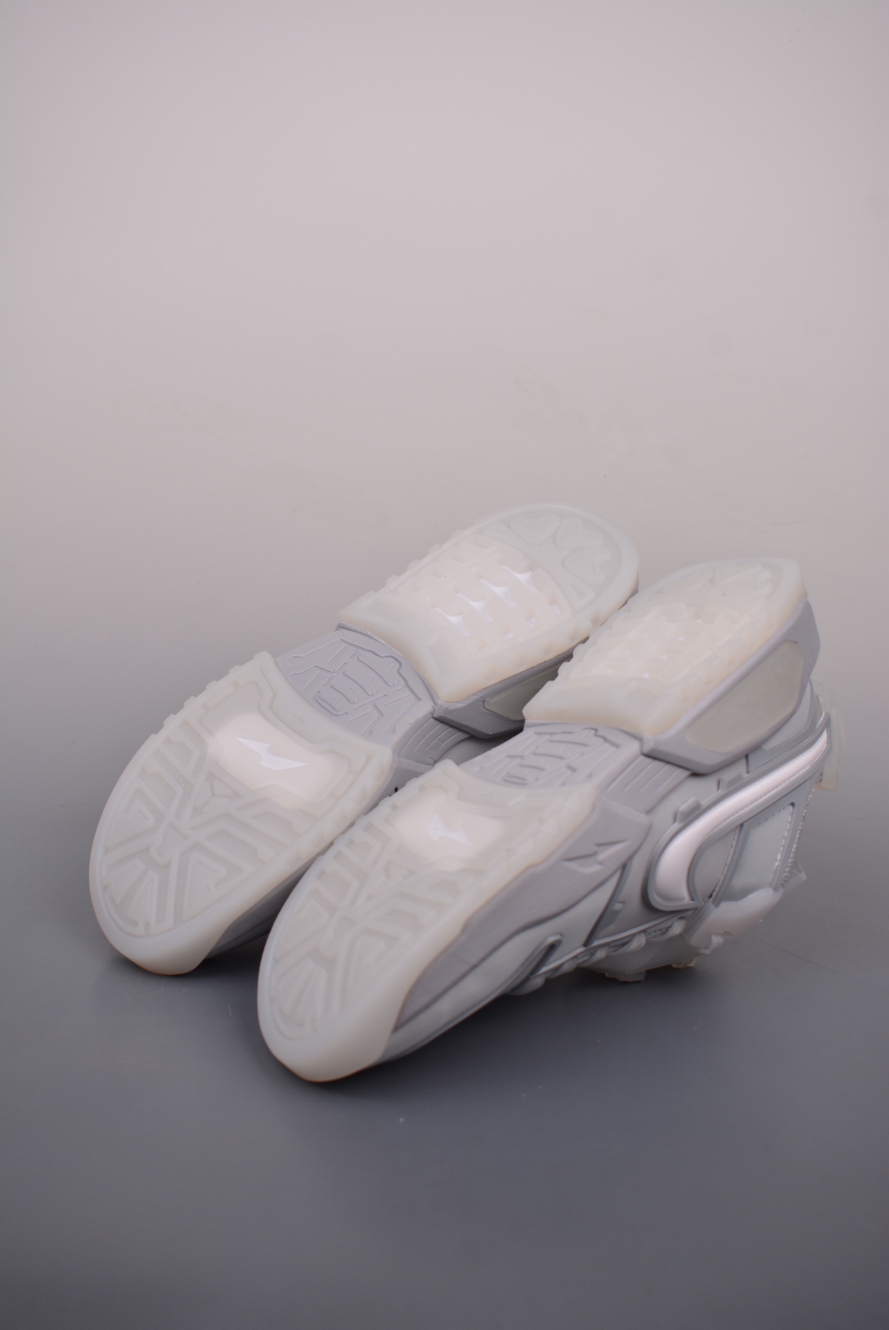 RTFKT Studios x Nike Dunk Genesis LowEdition of 8461 Cool Gray HF0438-001