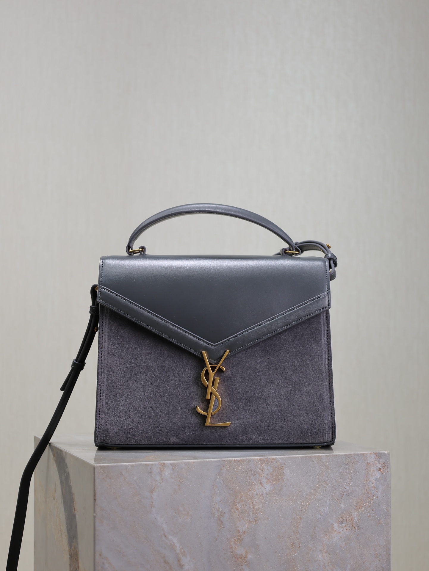Yves Saint Laurent CASSANDRA Handbag 578000