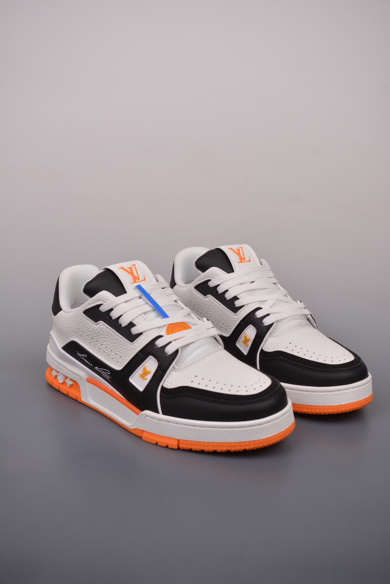 Louis Vuitton Trainer Sneaker Low Black, White and Orange Signature Edition 1ADE00
