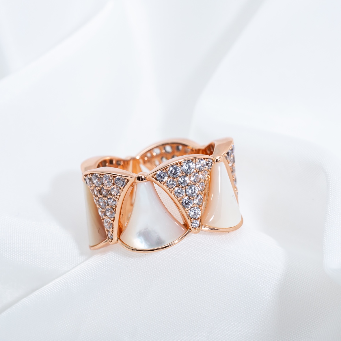 Bulgari Diva mica diamond ring