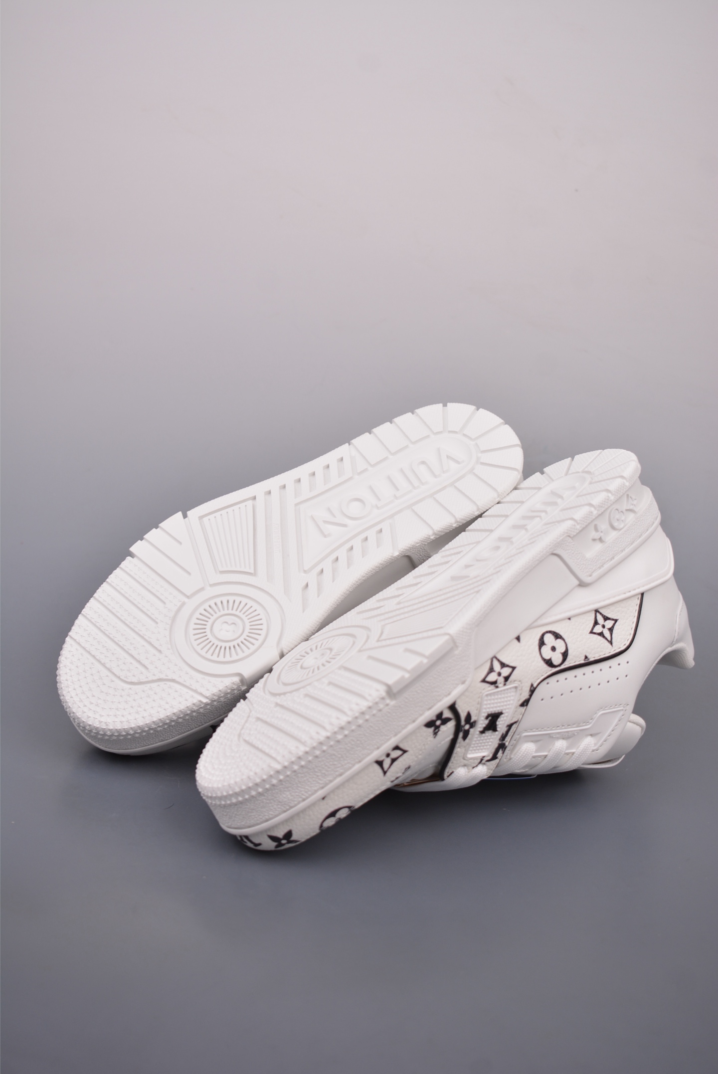 Louis Vuitton Trainer Sneaker Low White Black Print