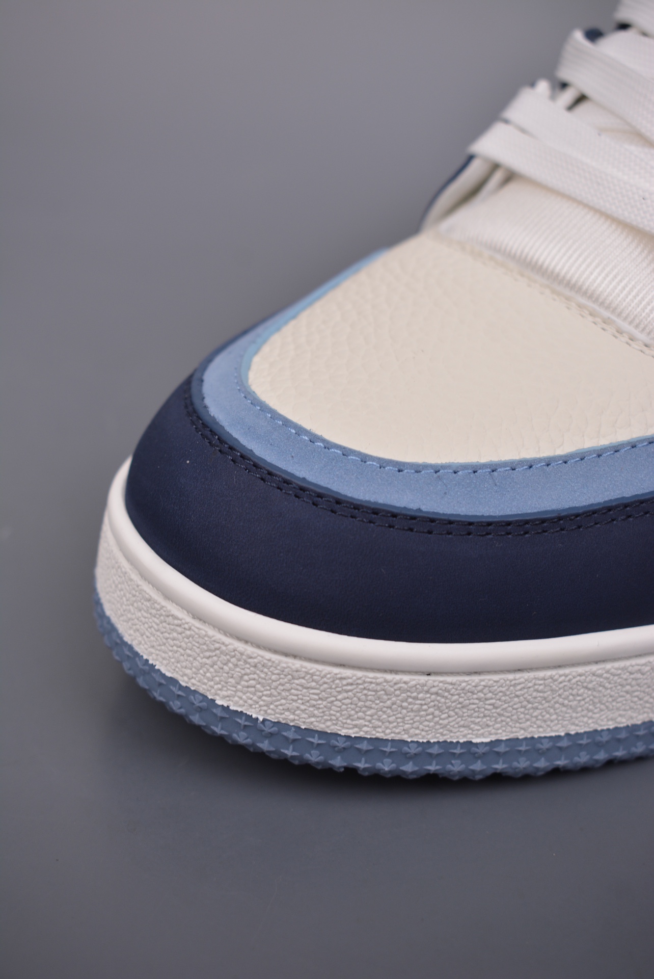 Louis Vuitton Trainer Sneaker Low Obsidian Blue and White 1ABLUP