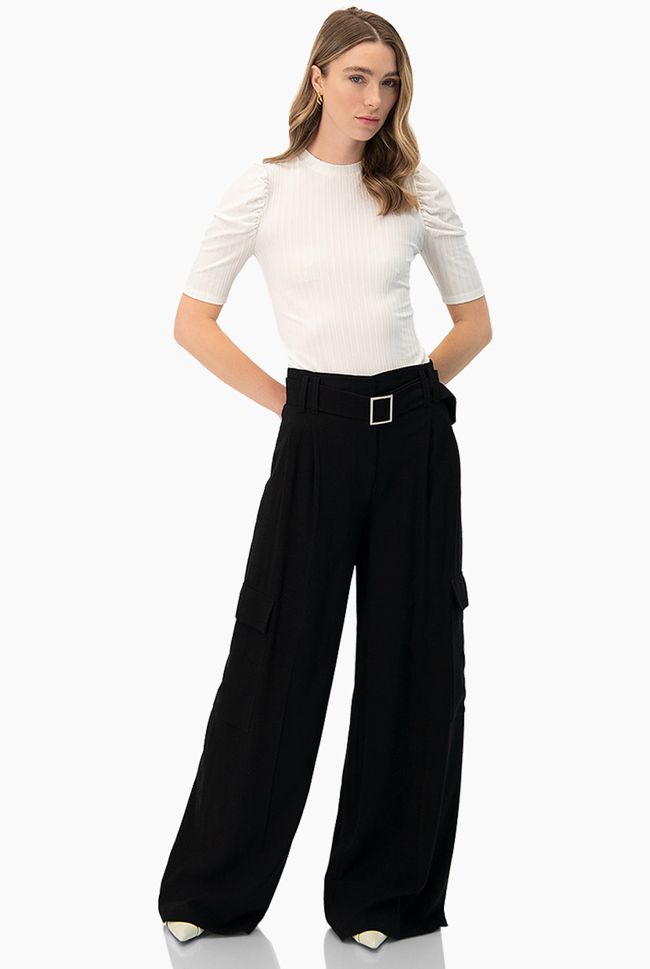Blusa blanca de hombro abullonado