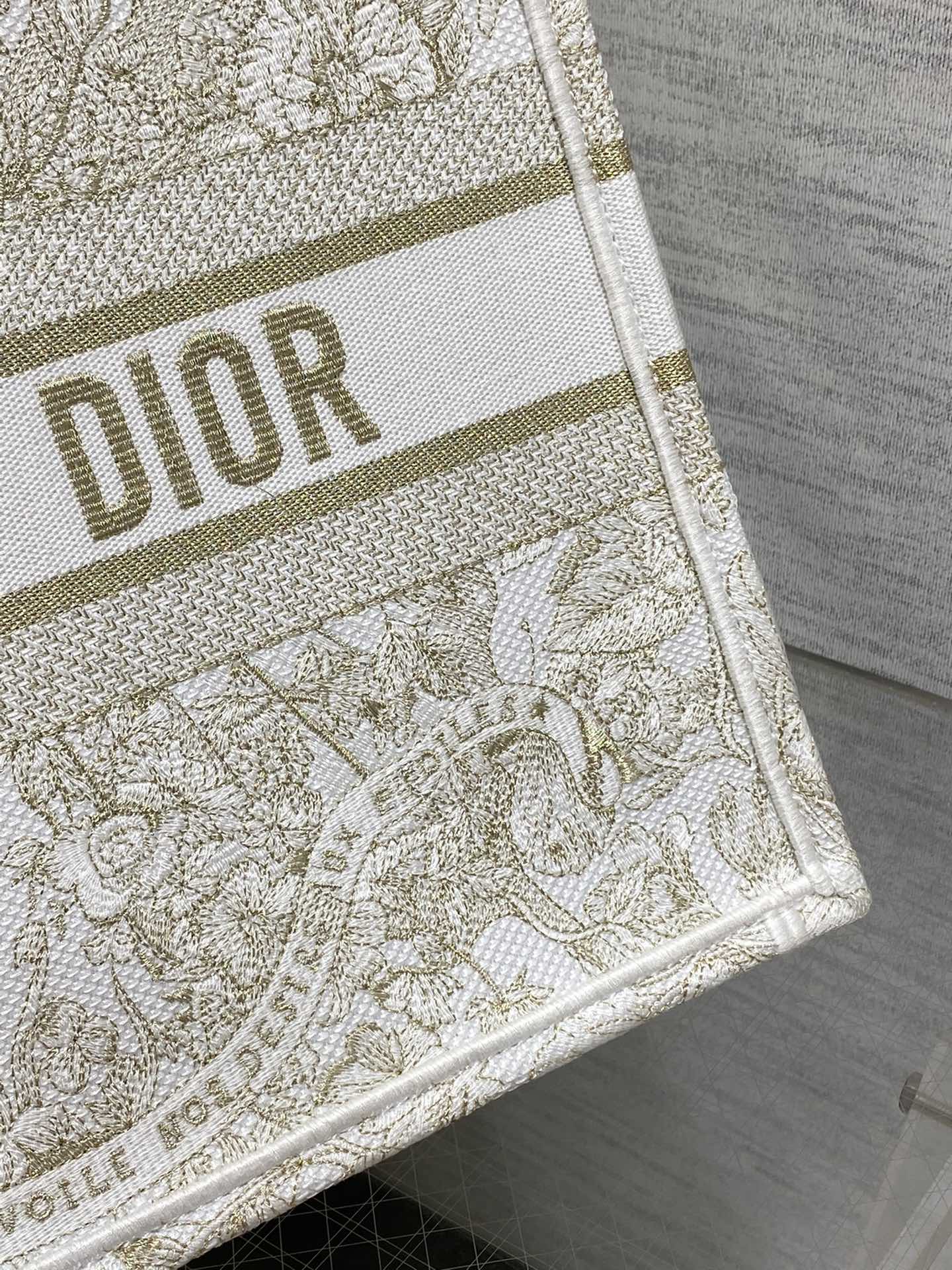 Dior embroidered tote bag medium