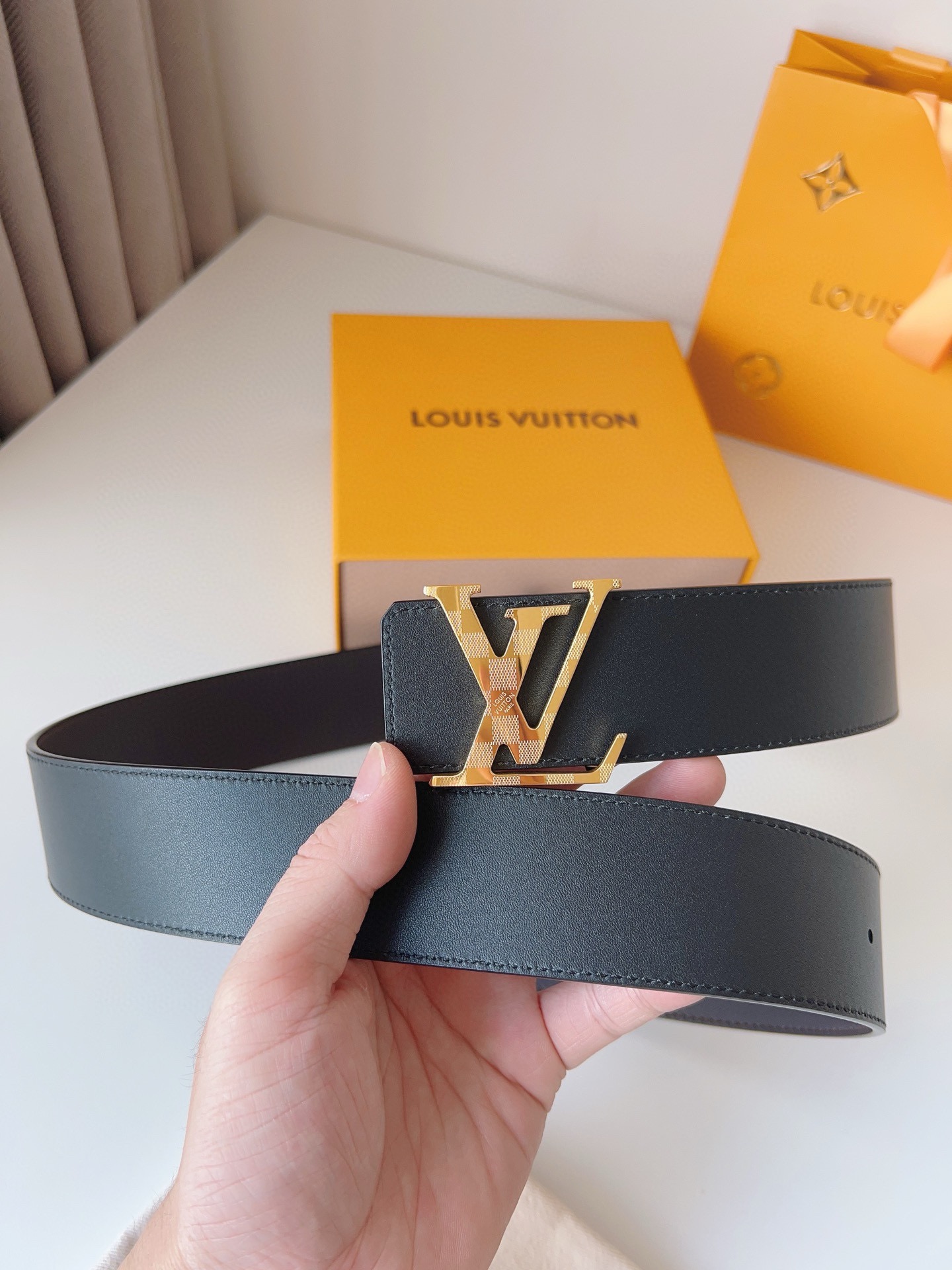 Louis Vuitton engraved buckle men's belt, 4cm wide