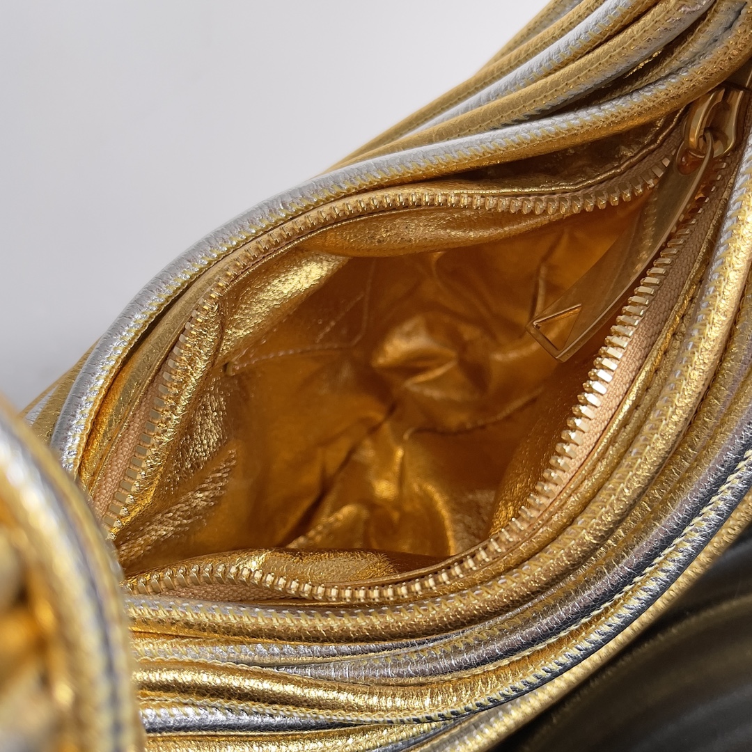 Bottega Veneta tubular leather jodie handbag 755540