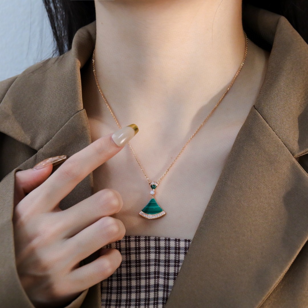 Bulgari Divas Dream series fan-shaped diamond necklace