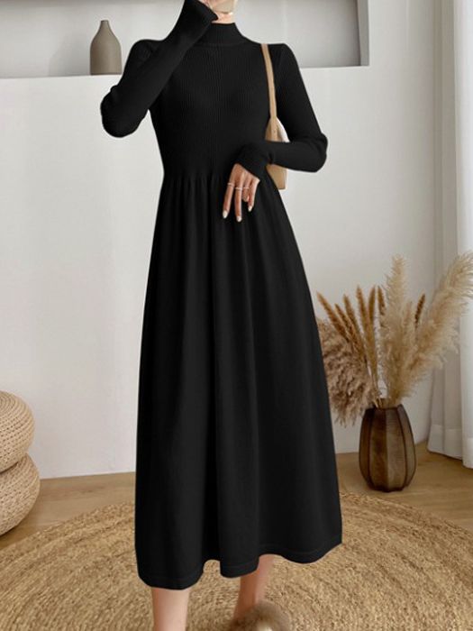 Mid-length elegant style with half-high collar A knit dress with a base