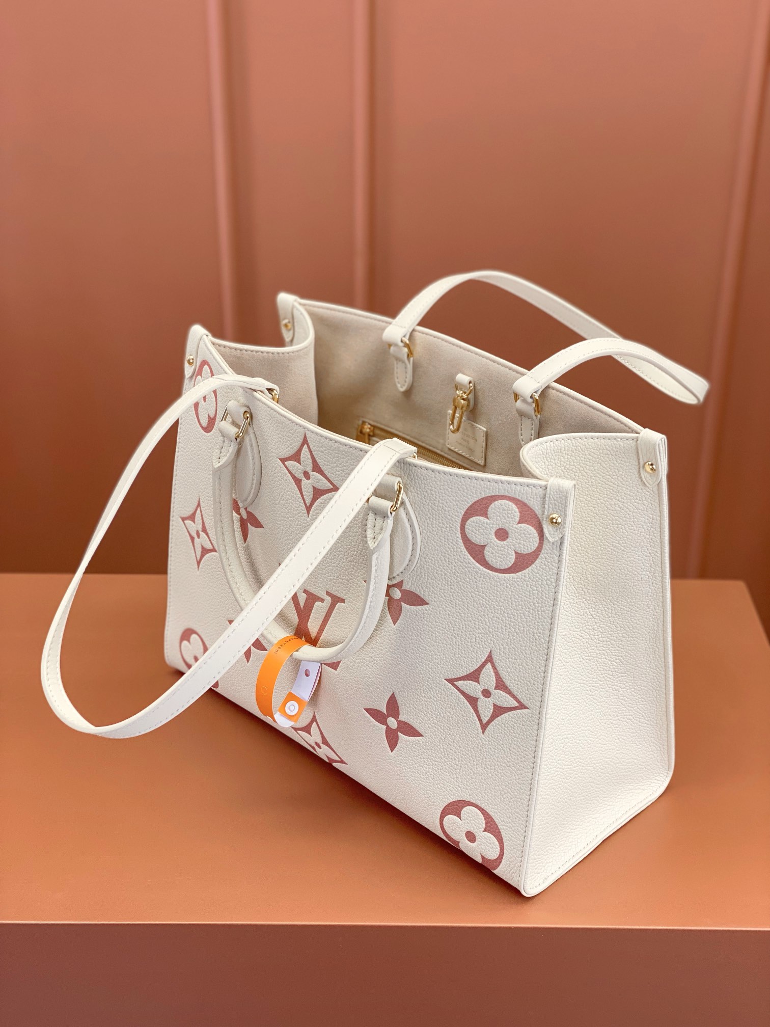 Louis Vuitton ONTHEGO Medium Handbag M21575