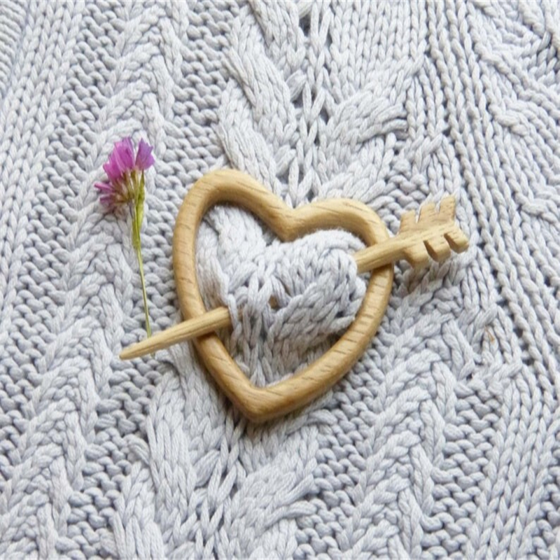 Brooch pin with wooden animal pattern (sweater clip)