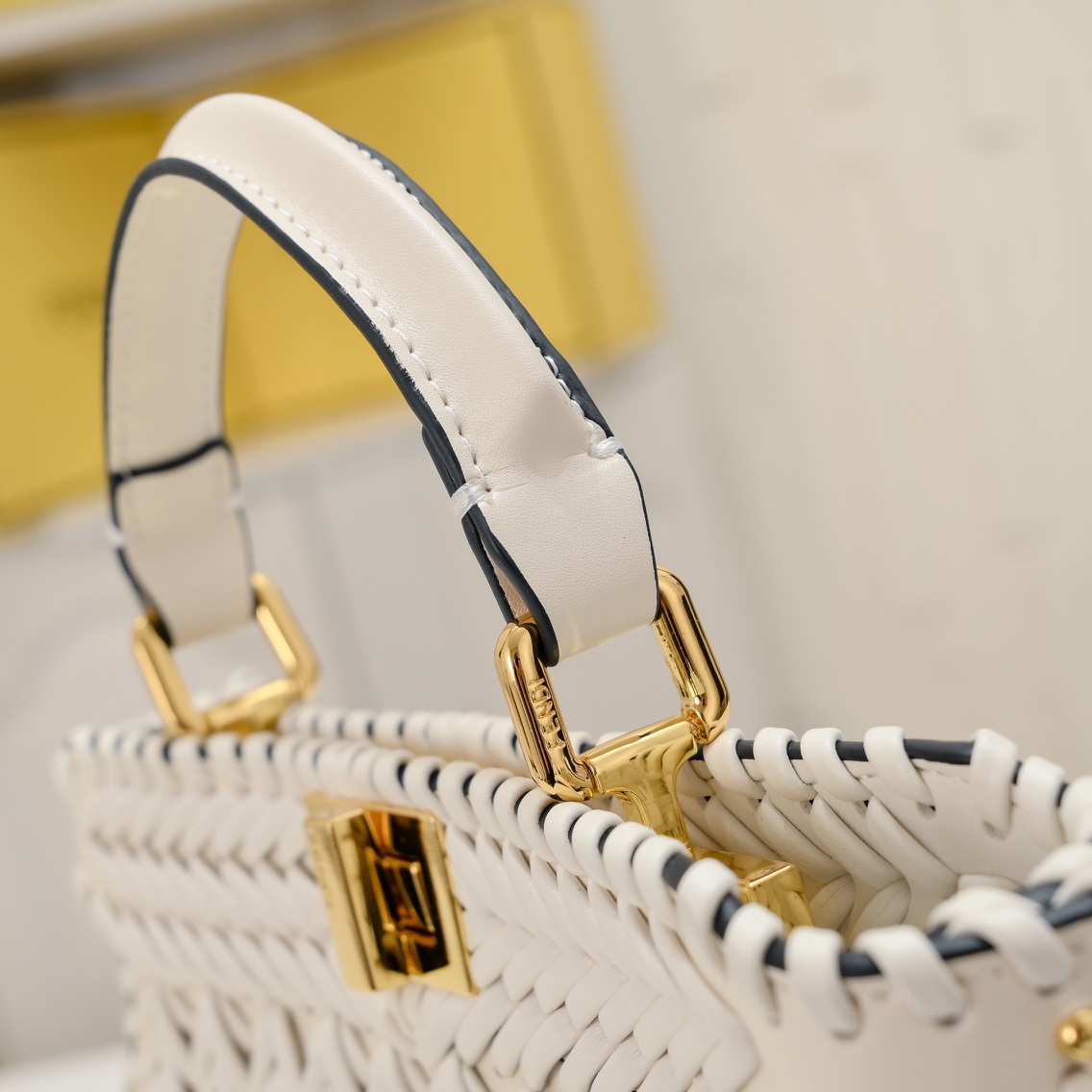FENDI BAGUETTE Medium Handbag 3318