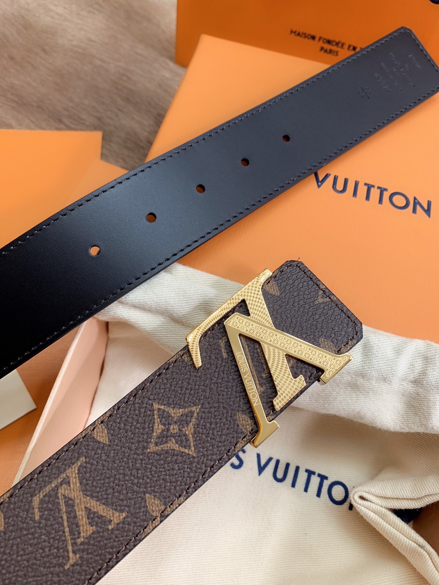 Louis Vuitton Men's Old Fashioned Cowhide Belt 4CM Width