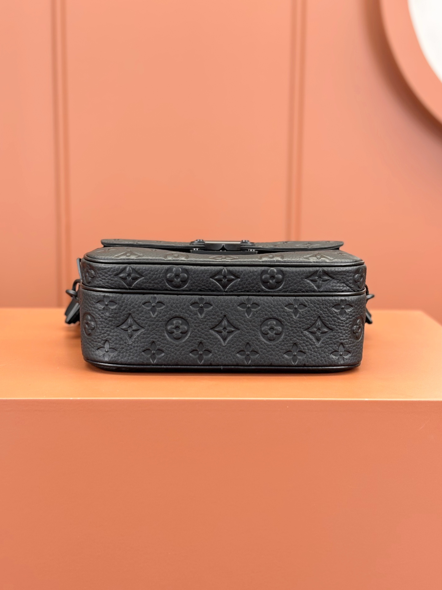 Louis Vuitton S Lock Messenger Bag M58489