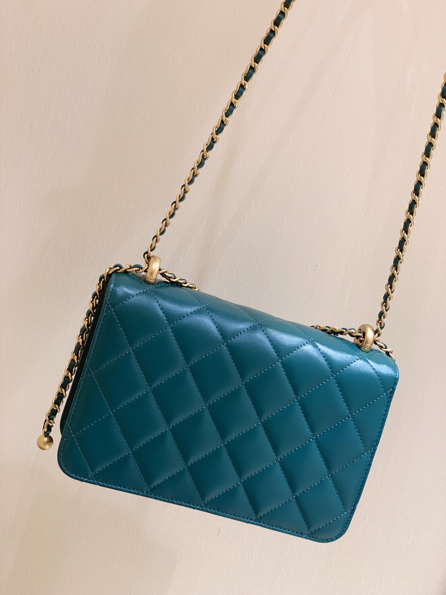 Chanel 2021 Early Fall Haute Couture Collection Double Gold Bead Chain Bag AP2649
