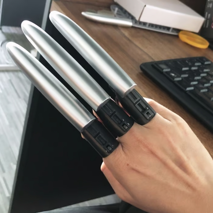 🔥The best gift this Christmas🎁-Mechanical retractable wolf claw