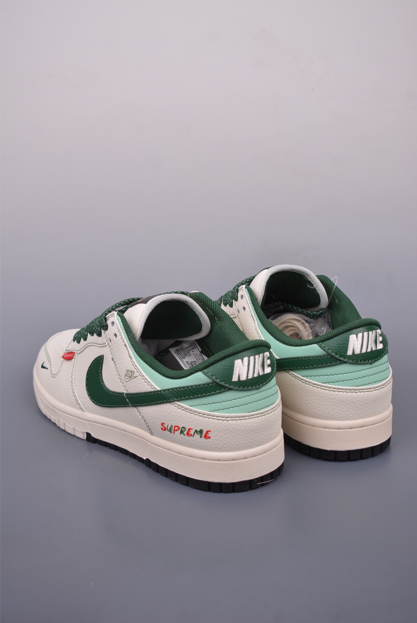 Supreme x Nike SB Dunk Low sneakers off-white green color logo FC1668-222