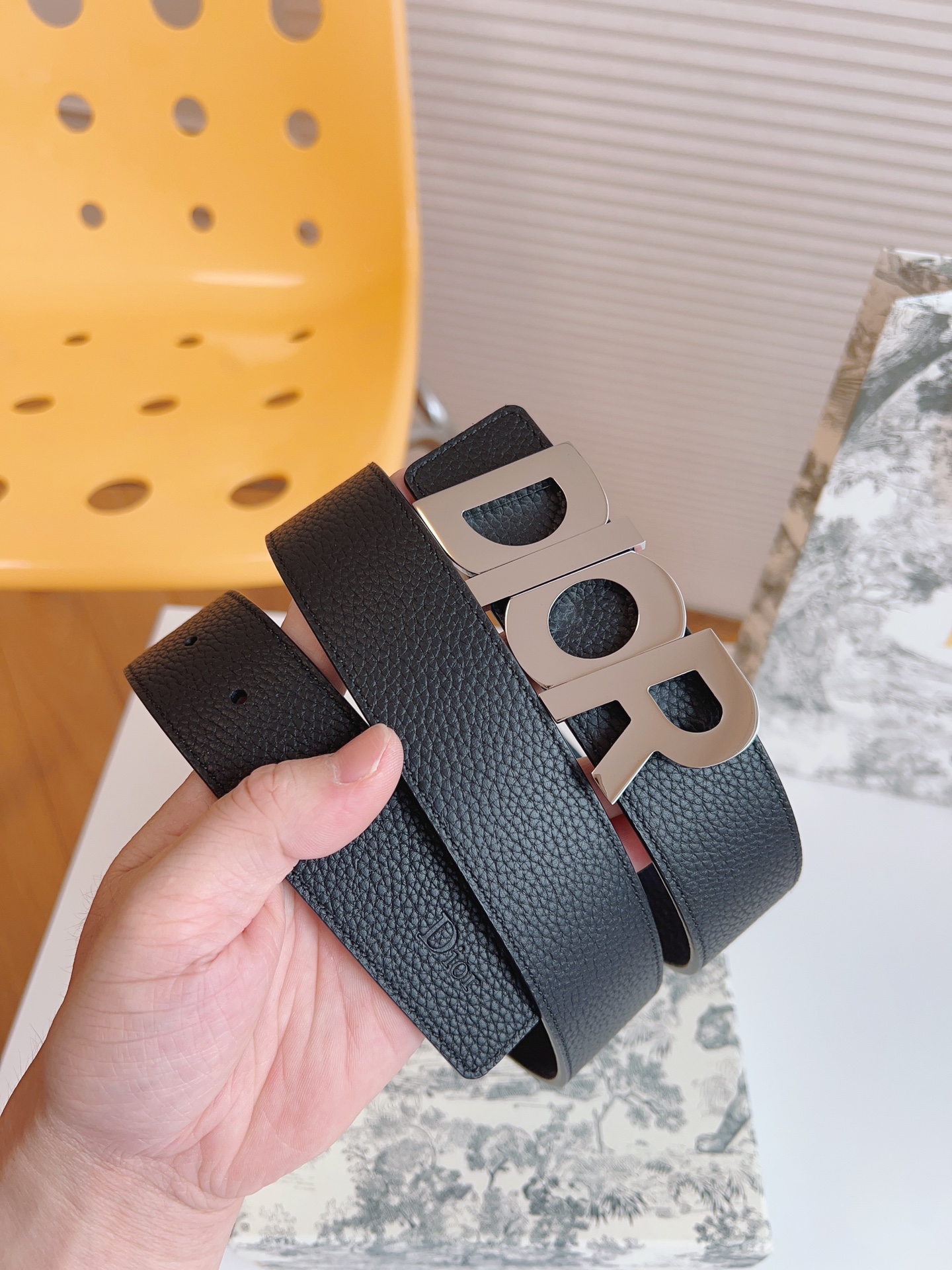 Dior double-sided leather belt with letter buckle, 3.5CM wide
