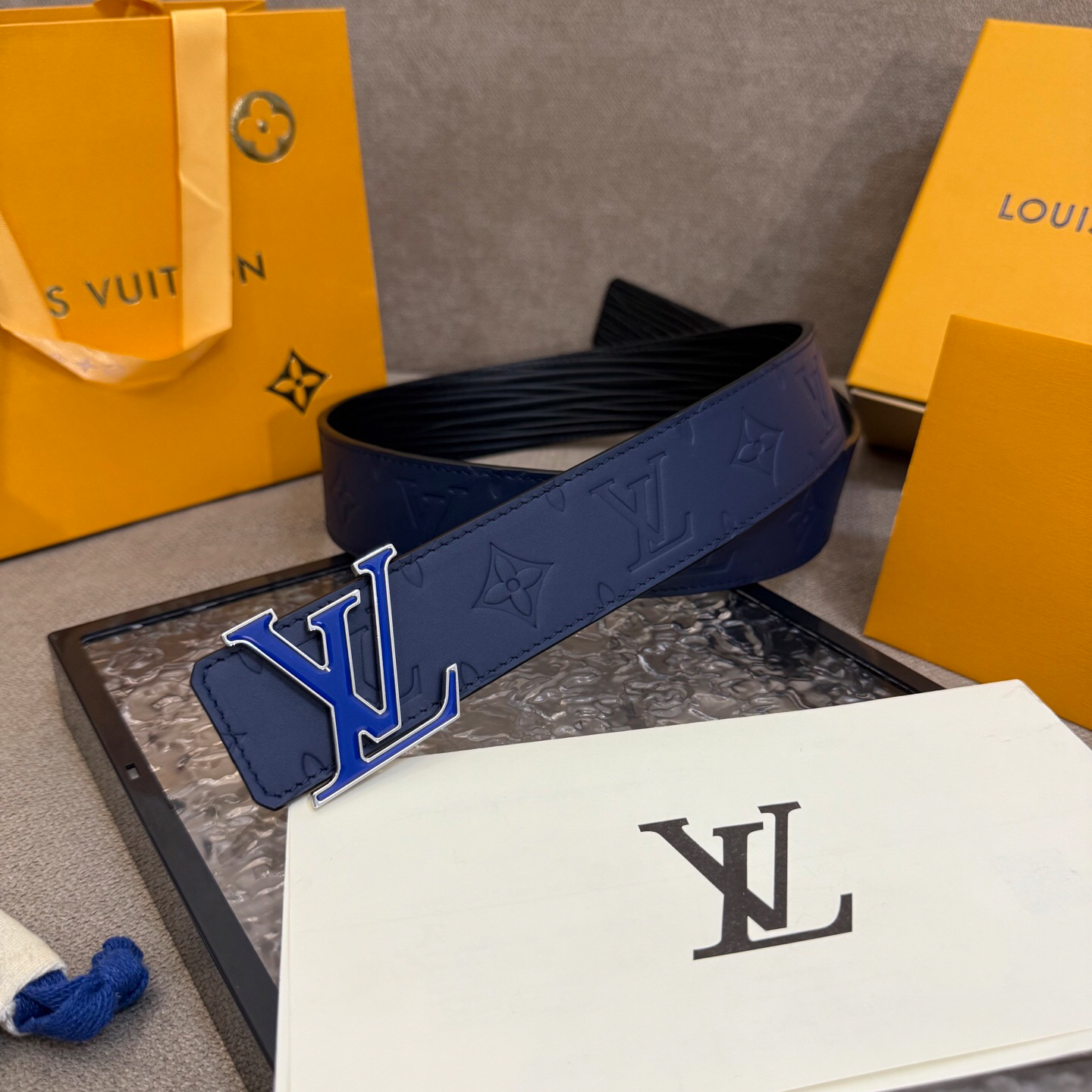 Louis Vuitton Monogram embossed double-faced cowhide belt, 4CM wide