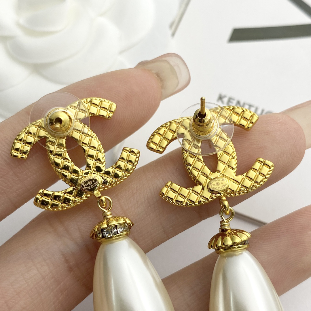 CHAN 24 gold totem double c pearl earrings