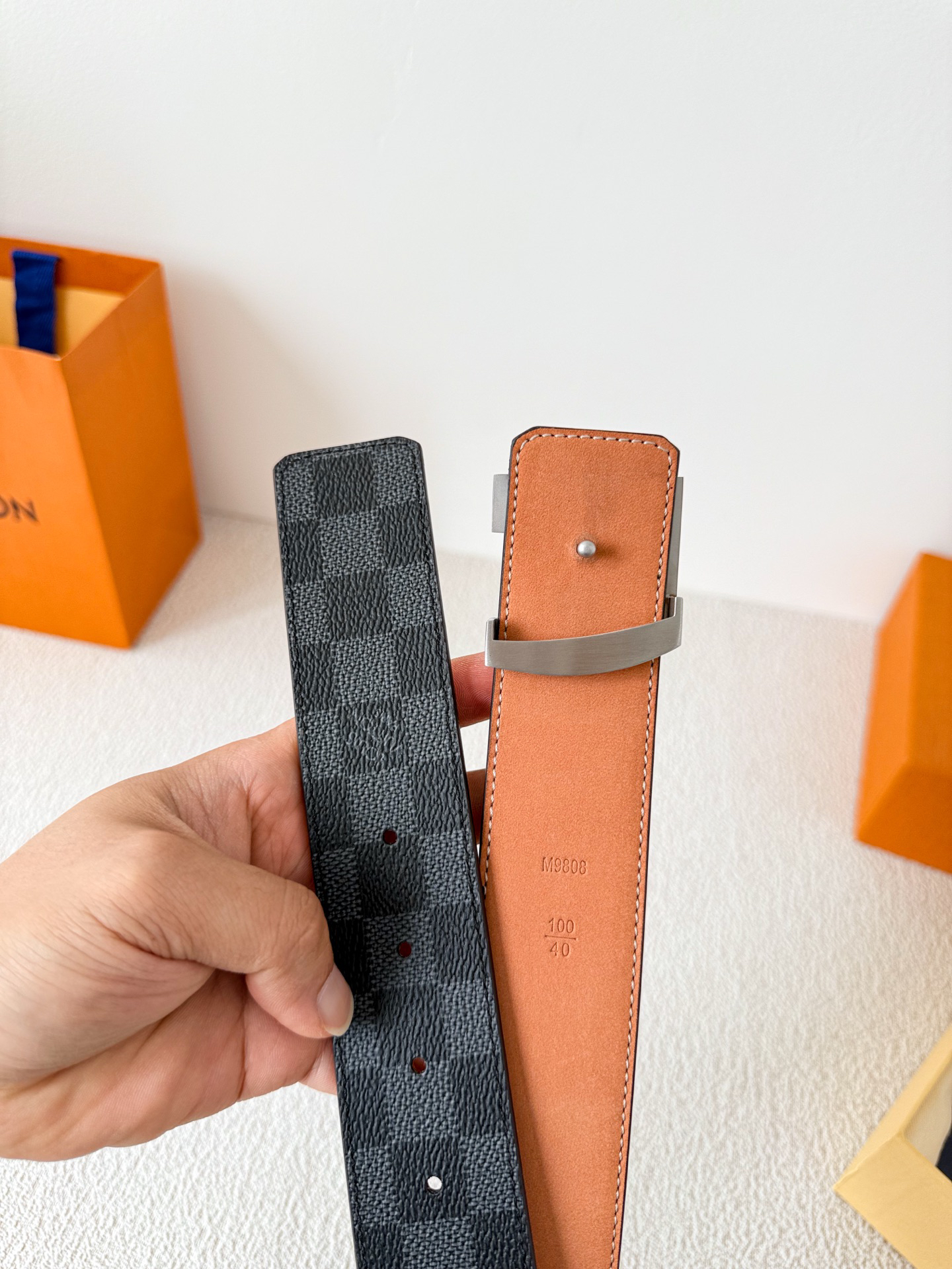 Louis Vuitton carved buckle belt with monogram, 3.8cm width