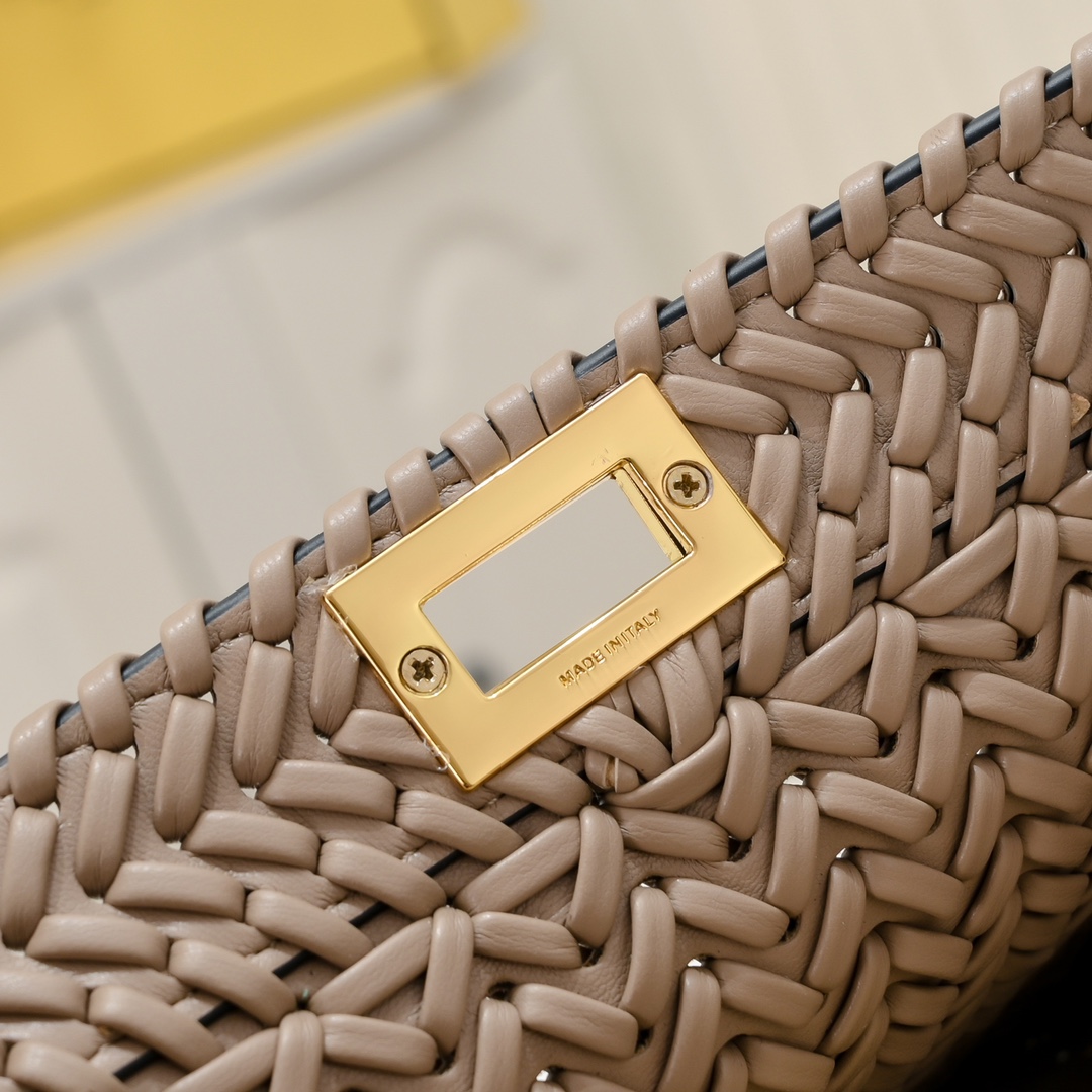 FENDI BAGUETTE Medium Handbag 3318