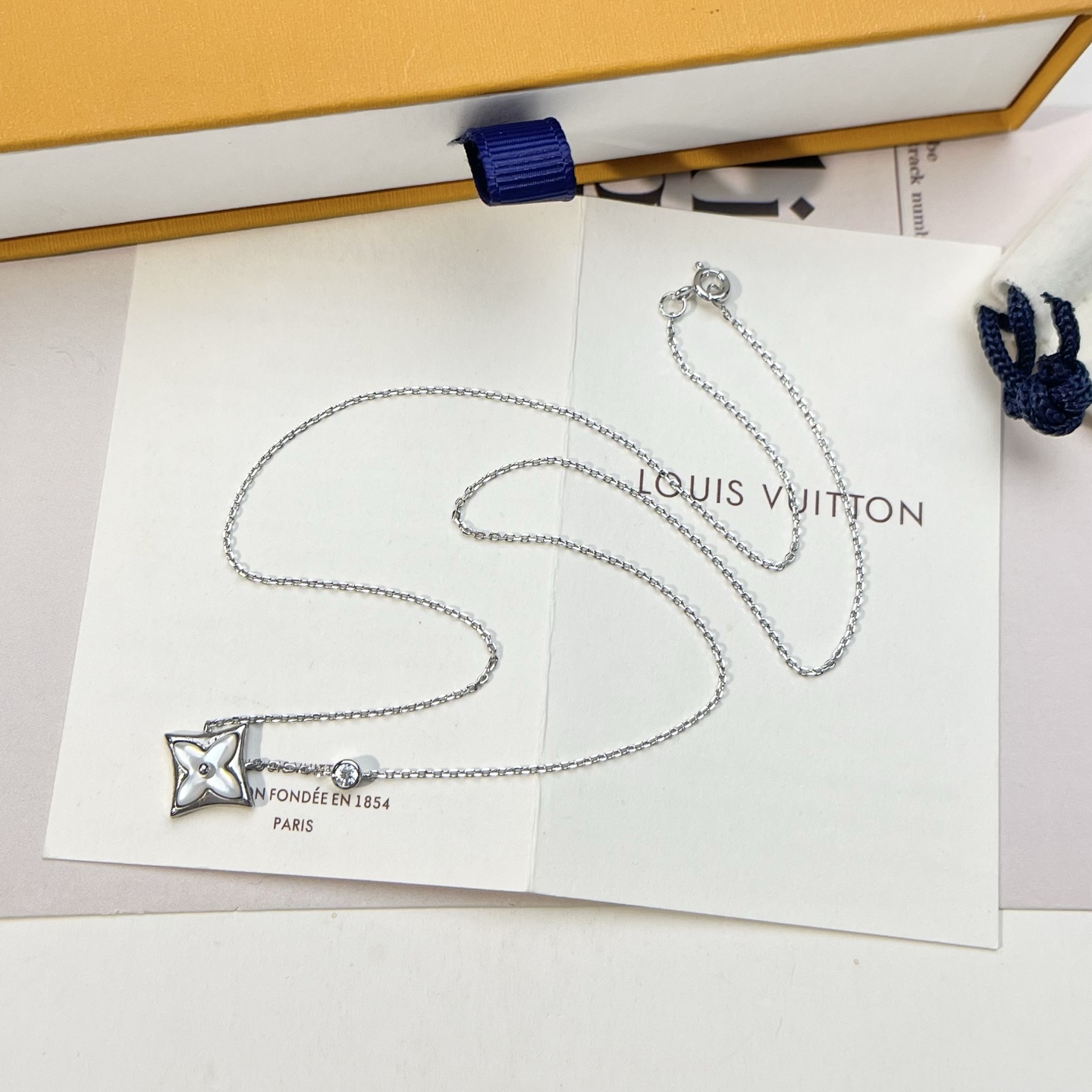 Louis Vuitton single flower diamond necklace