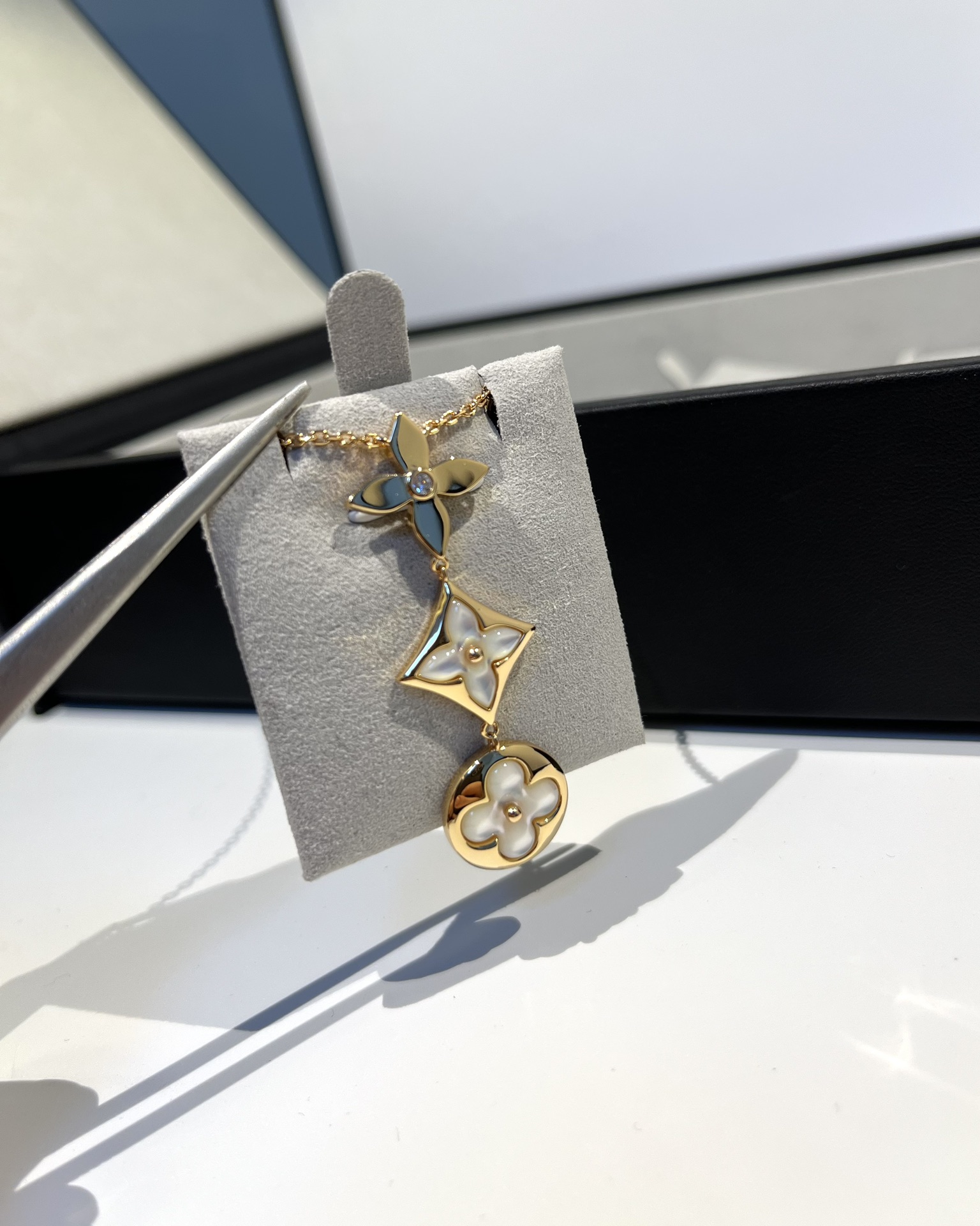LV Color Blossom Series Mother-of-Pearl Three-Flower Necklace