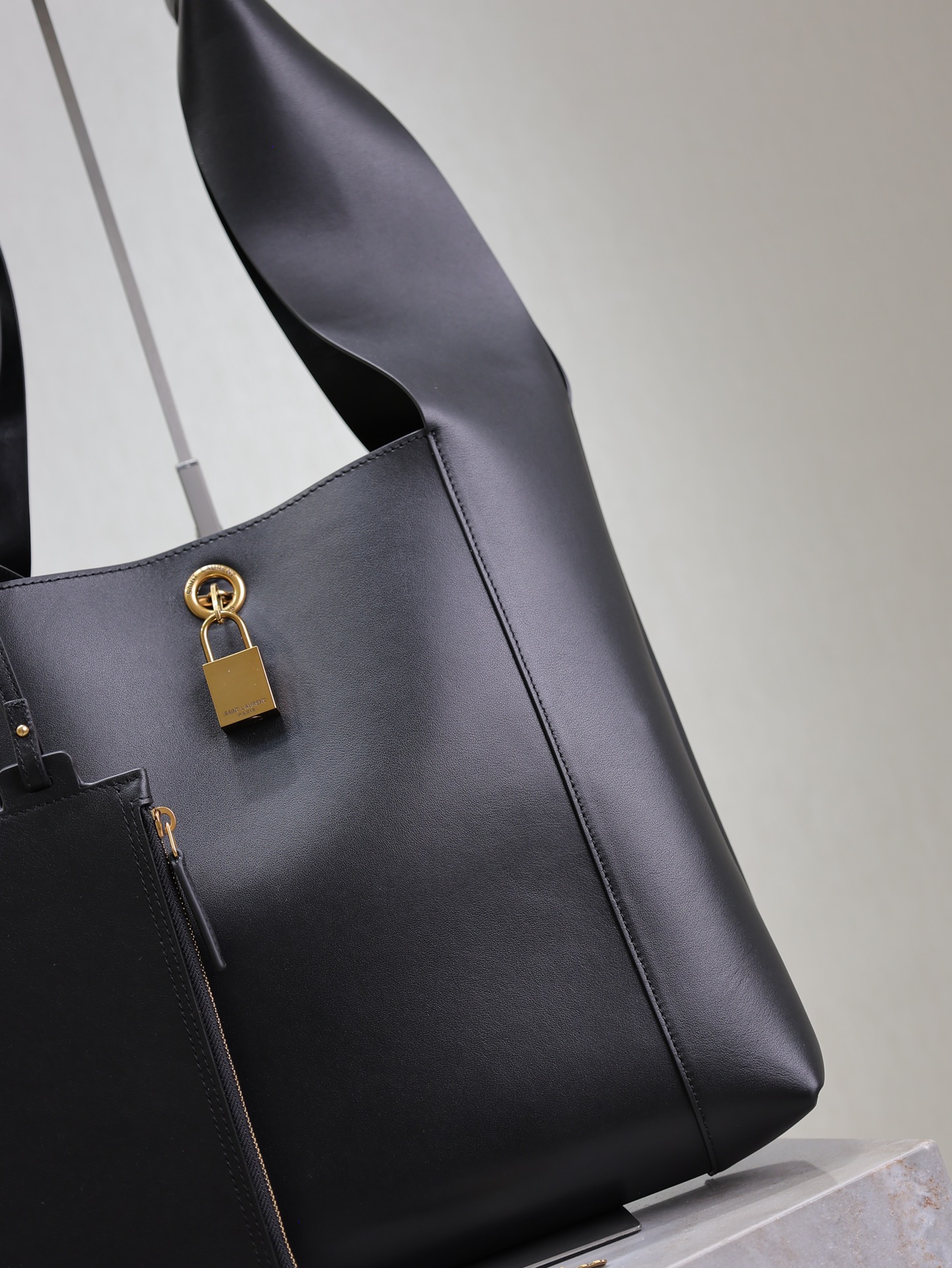 Yves Saint Laurent Hobo Shoulder Bag 773686