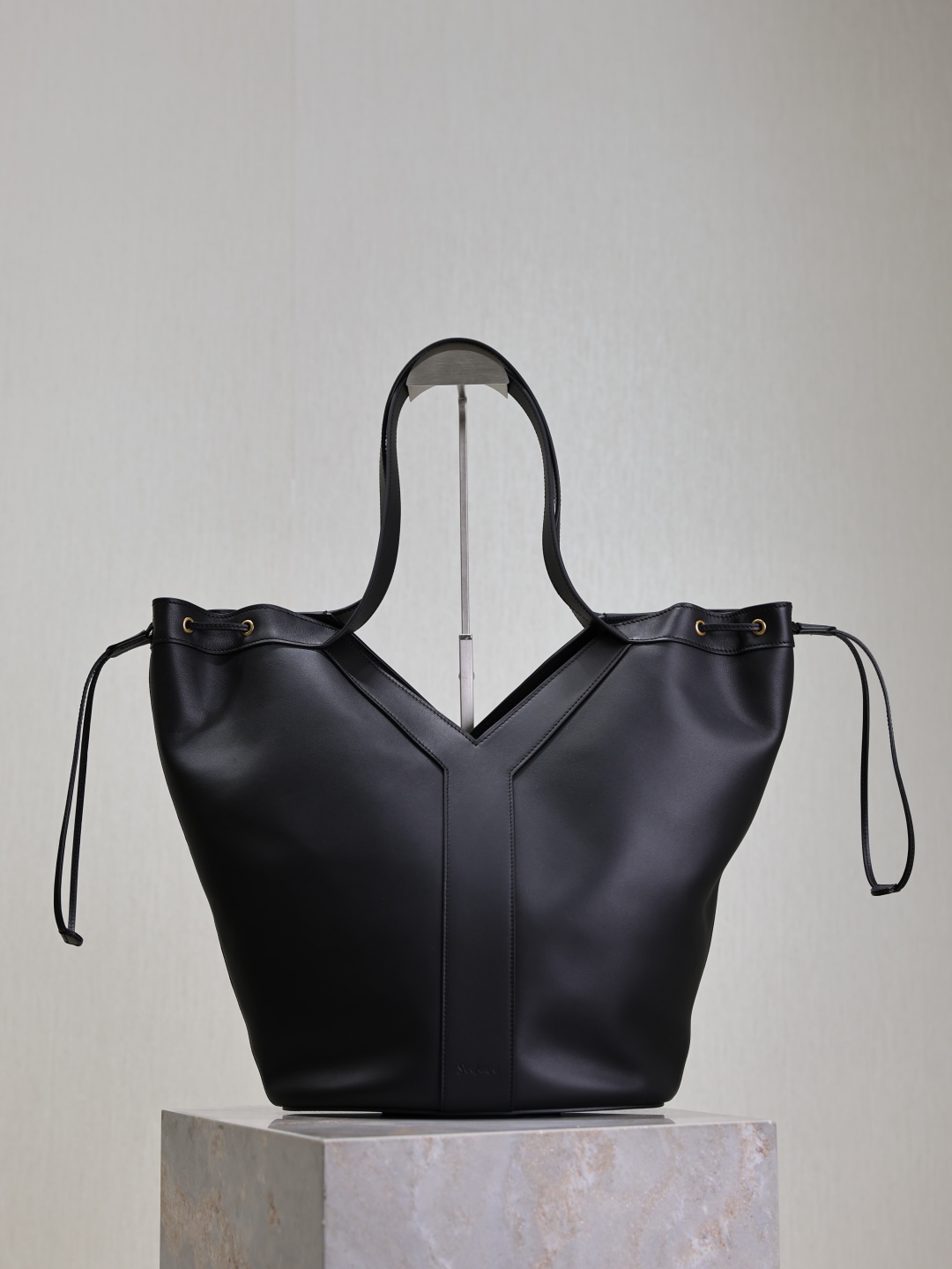Yves Saint Laurent Leather HOBO Large Handbag 833160