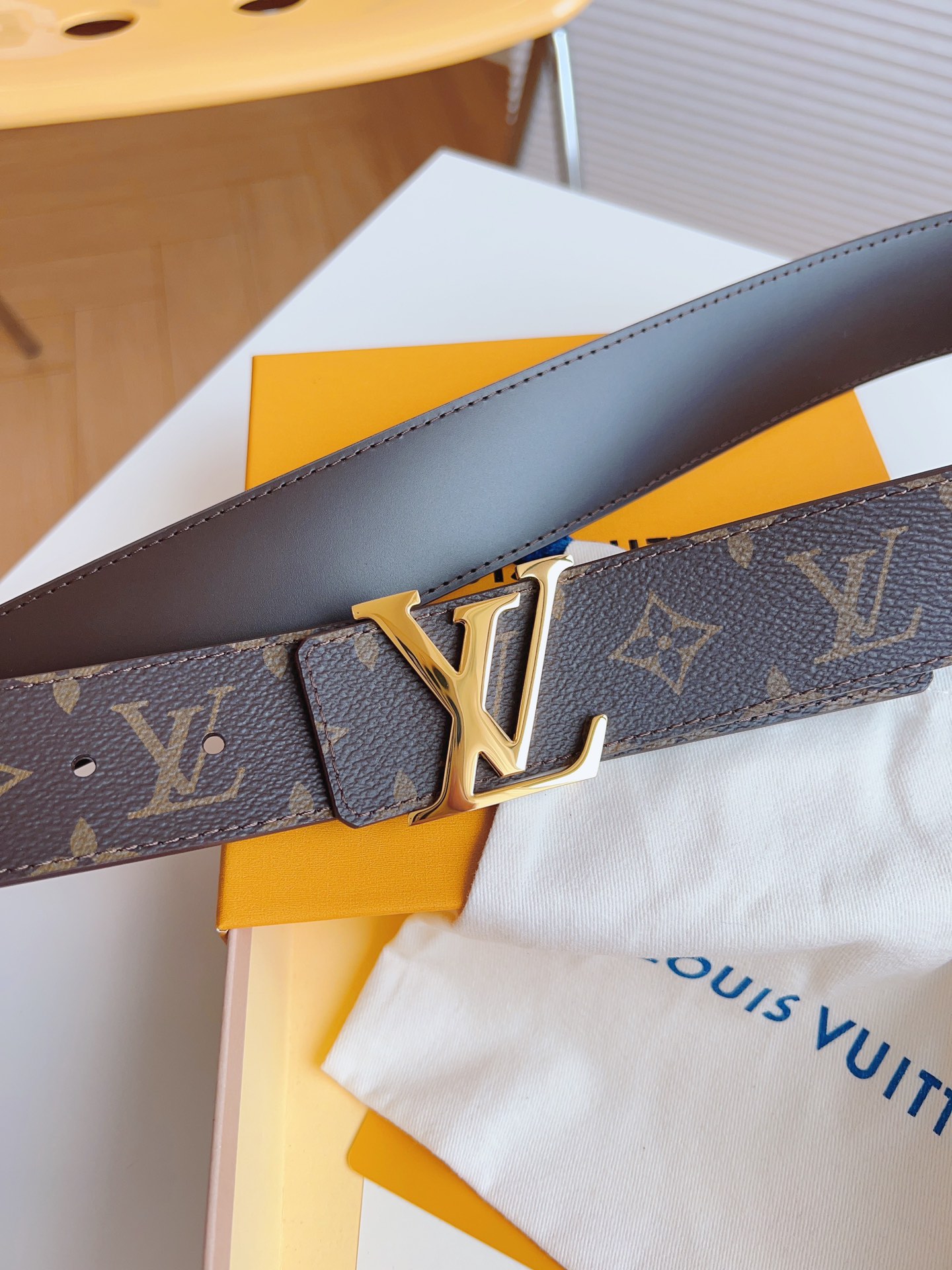Louis Vuitton Men's Old Fashioned Cowhide Belt 4CM Width