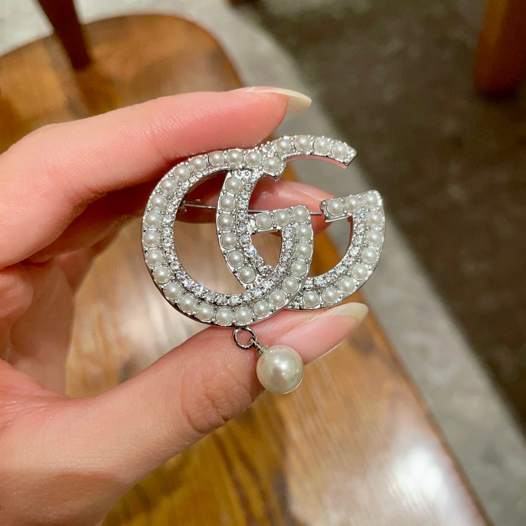 GUCCi GG Pearl Brooch