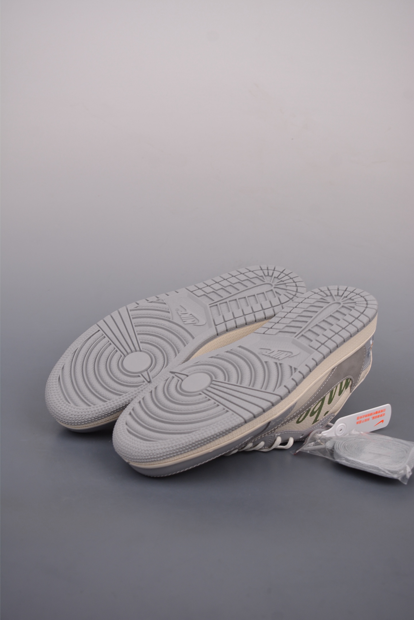 Fragment Design x Travis Scot x Nike Air Jordan 1 Low OGFragment Design XS2024-018