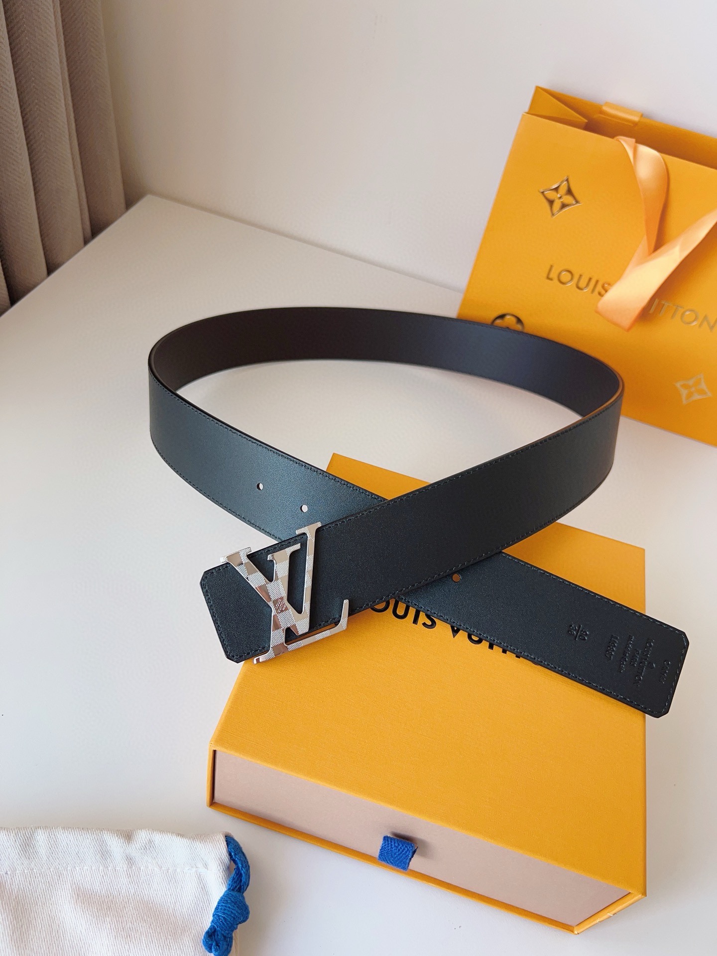 Louis Vuitton engraved buckle men's belt, 4cm wide