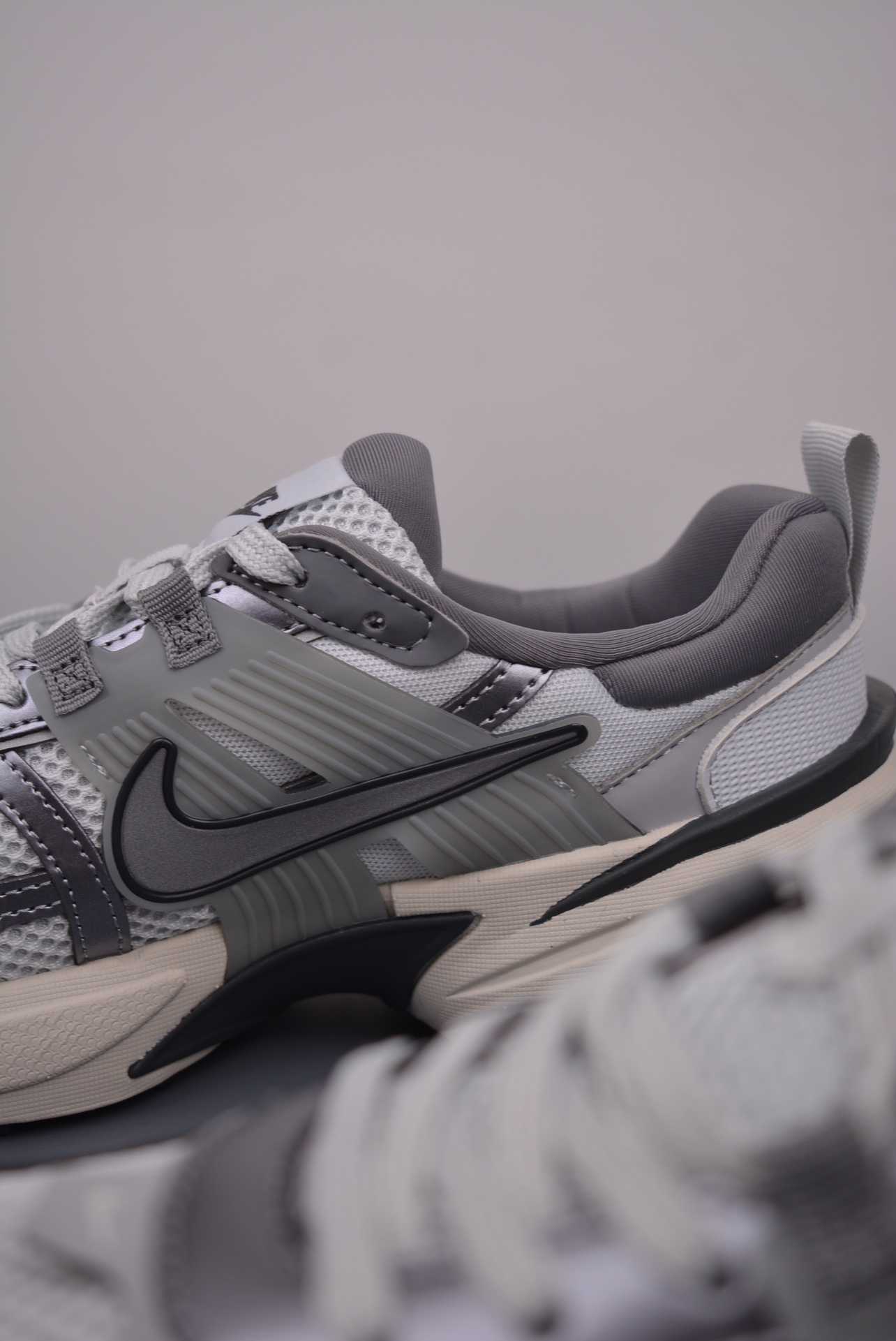 Nike Wmns V2K Runtekk LowTitanium Steel Grey FD0736-003