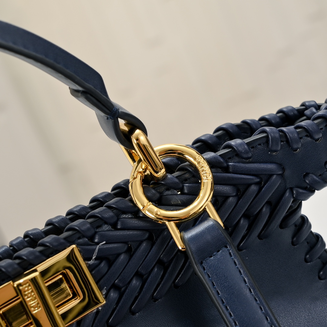 FENDI BAGUETTE Medium Handbag 3318