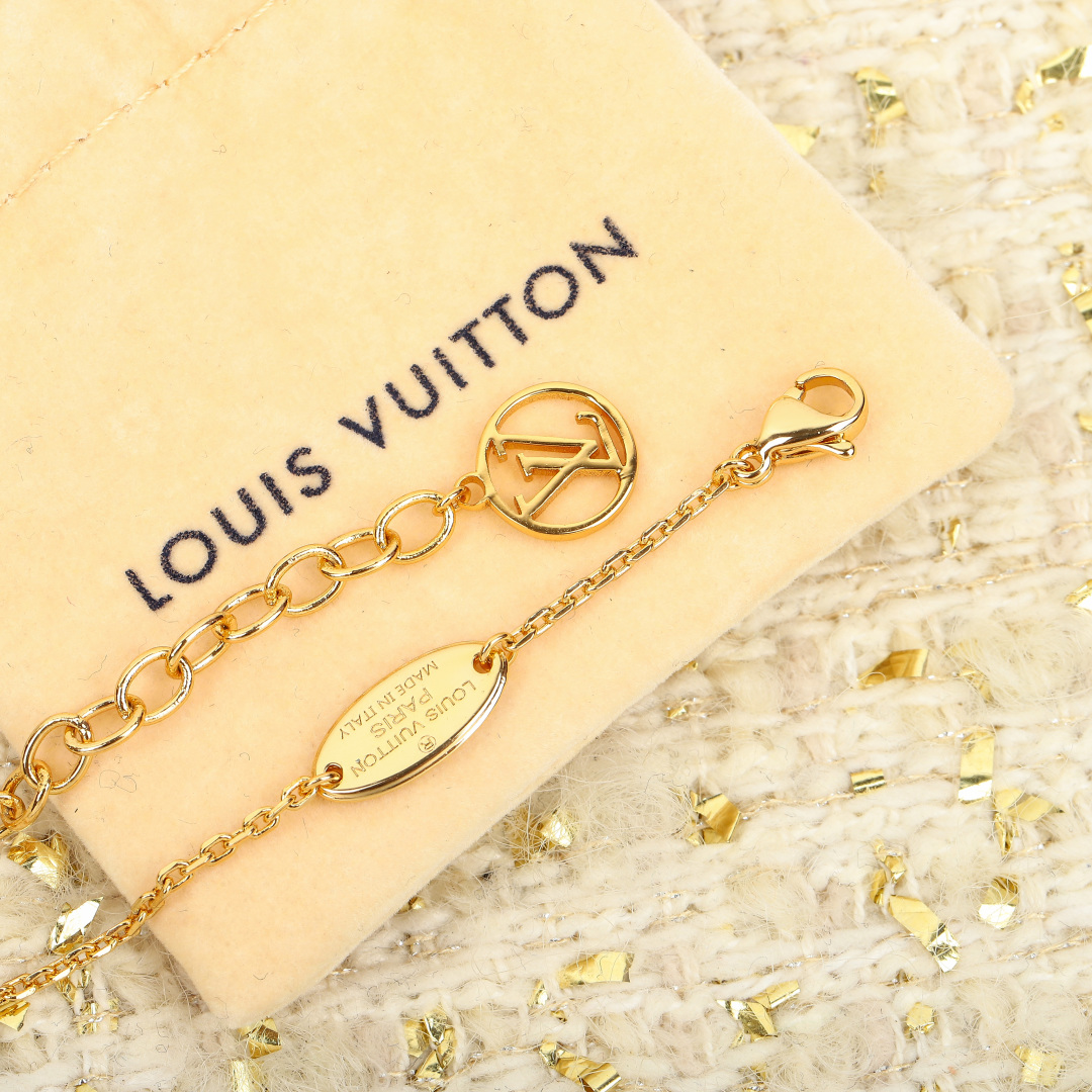 Louis Vuitton trendy logo pearl necklace