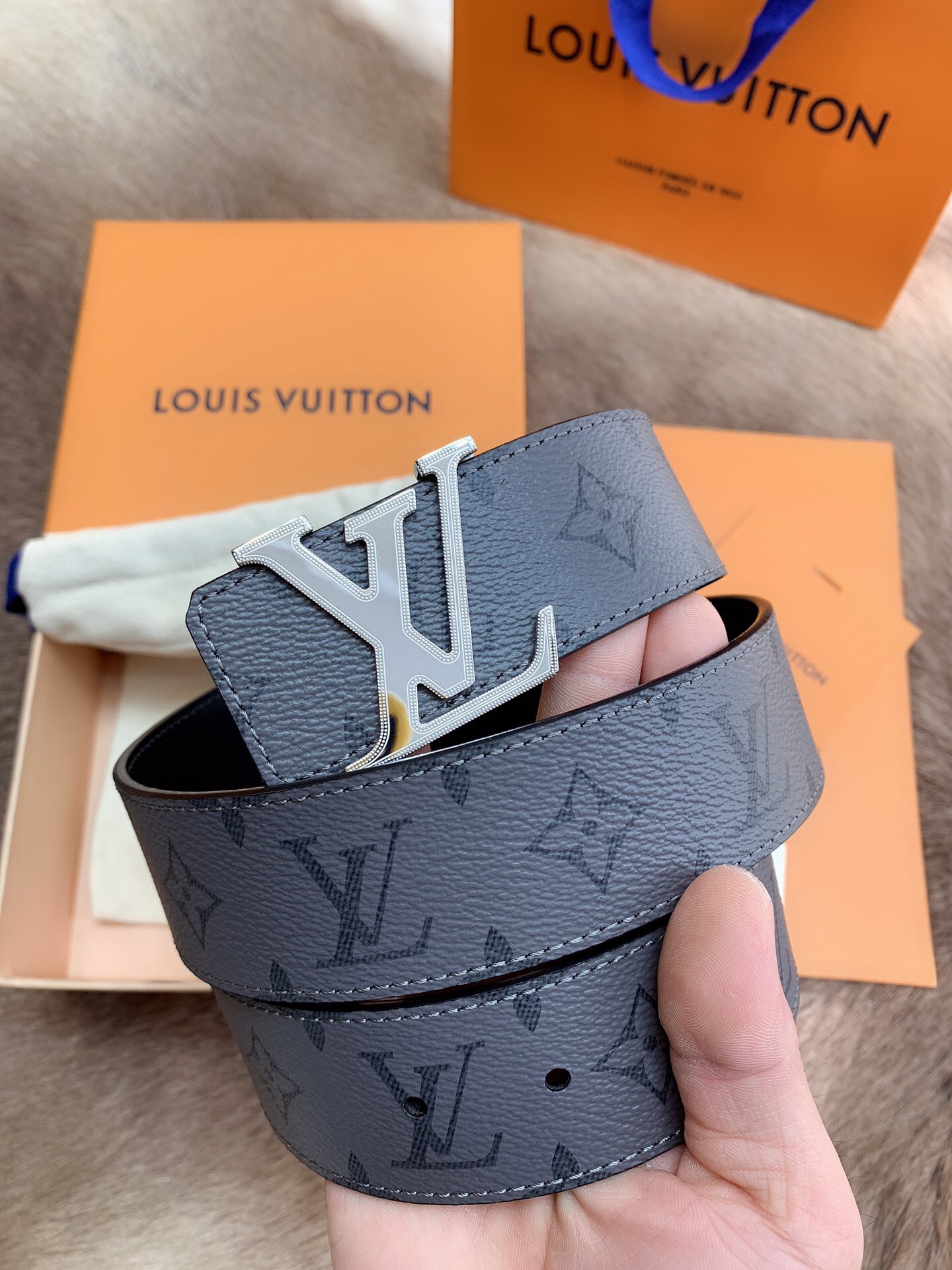 Louis Vuitton Men's Old Fashioned Cowhide Belt 4CM Width