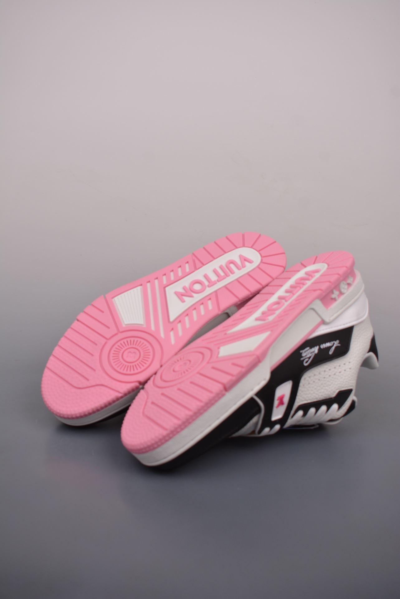 Louis Vuitton Trainer Sneaker Low Black, White and Pink Signature Edition 1ADE00