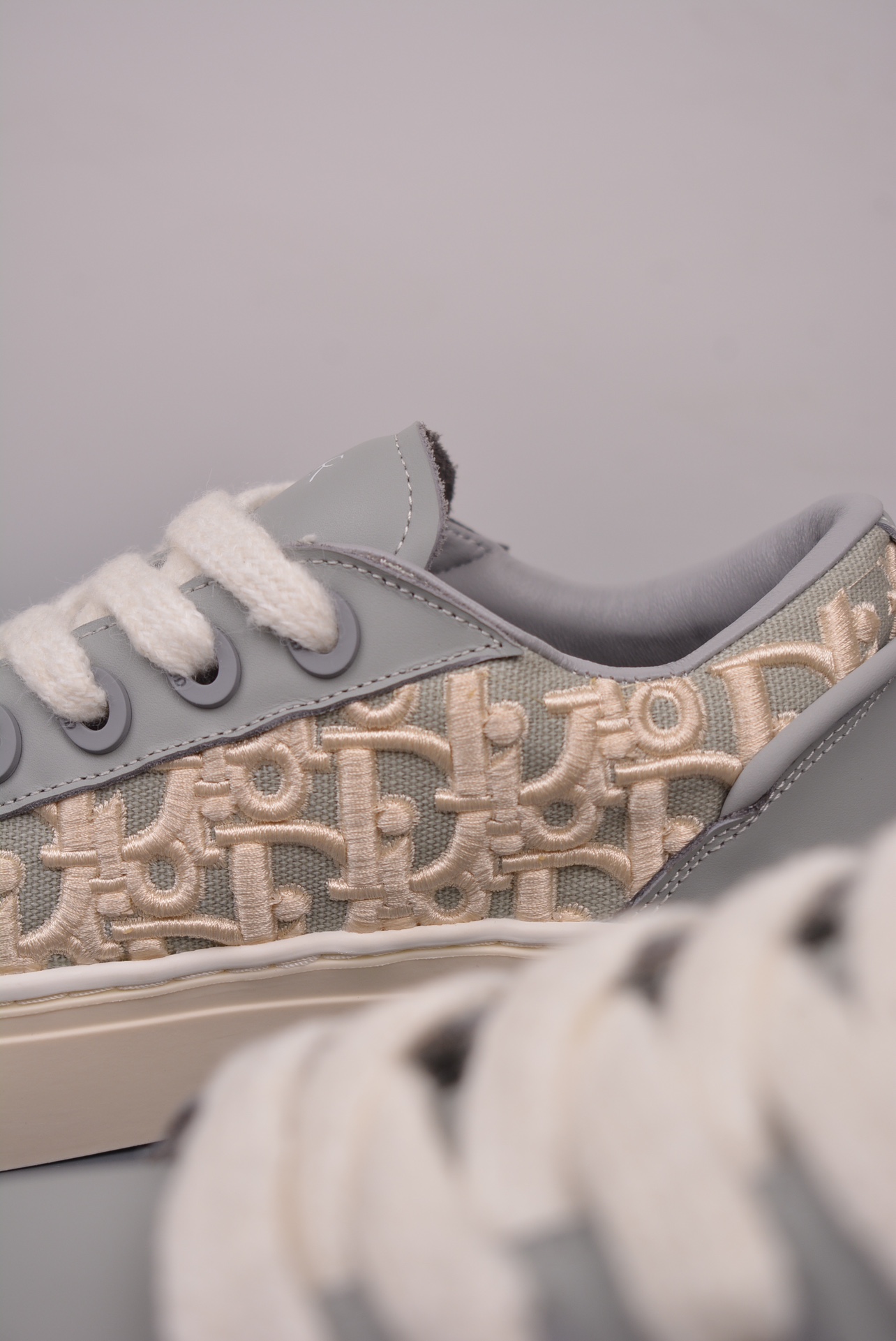 Dior B33 Low Top Sneakers Dior Gravity Off-White Embossed 3SN303ZYQ_H868